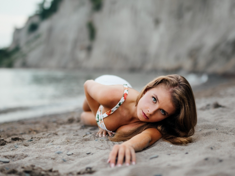 девушка, взгляд, лежит в купальнике, на песке