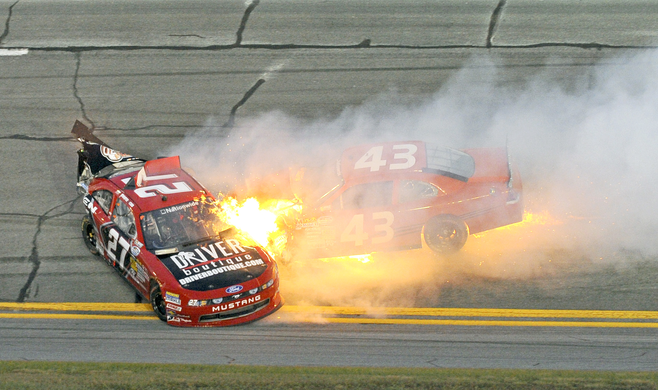 Смешные гонки. NASCAR гонщики NASCAR. Дрифтинг наскар. NASCAR дрифт. Гоночные машины.