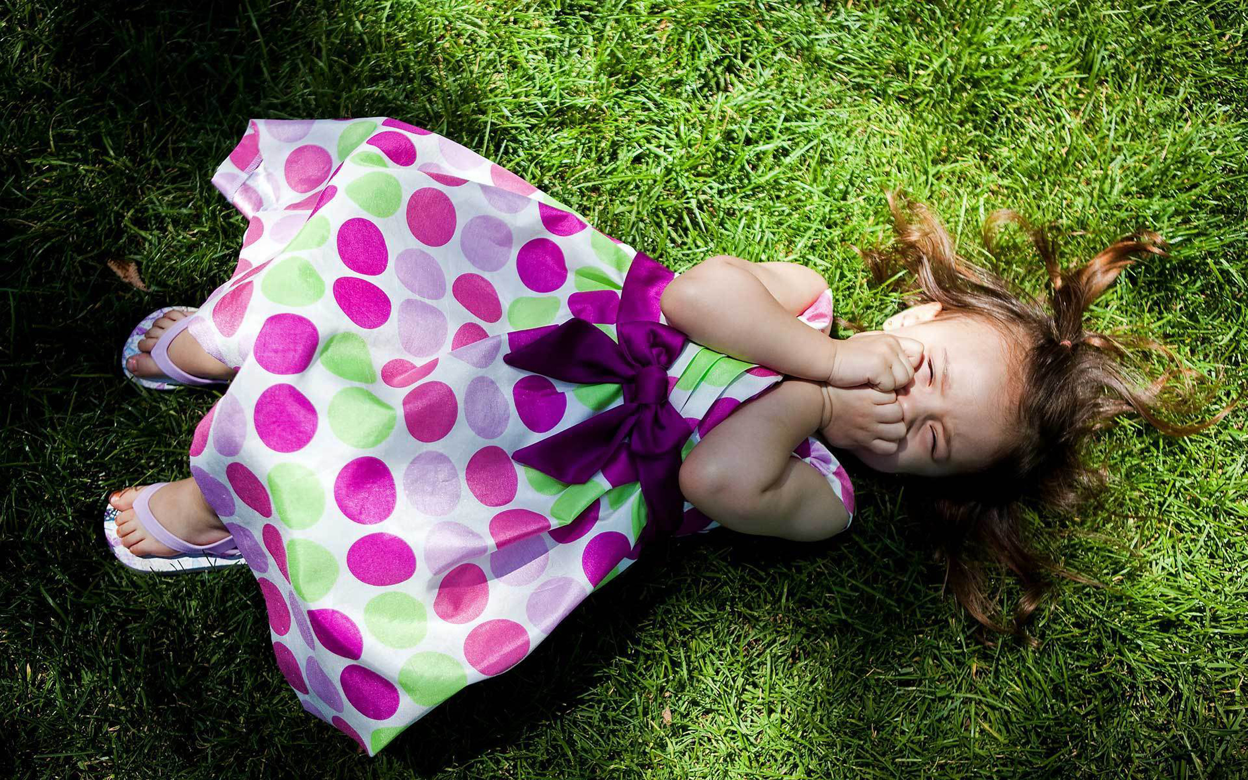 Сходя девочки. Девочка лежит на траве. Малые девочки валяются. Ребенок девочка. Маленькая лежит на траве.