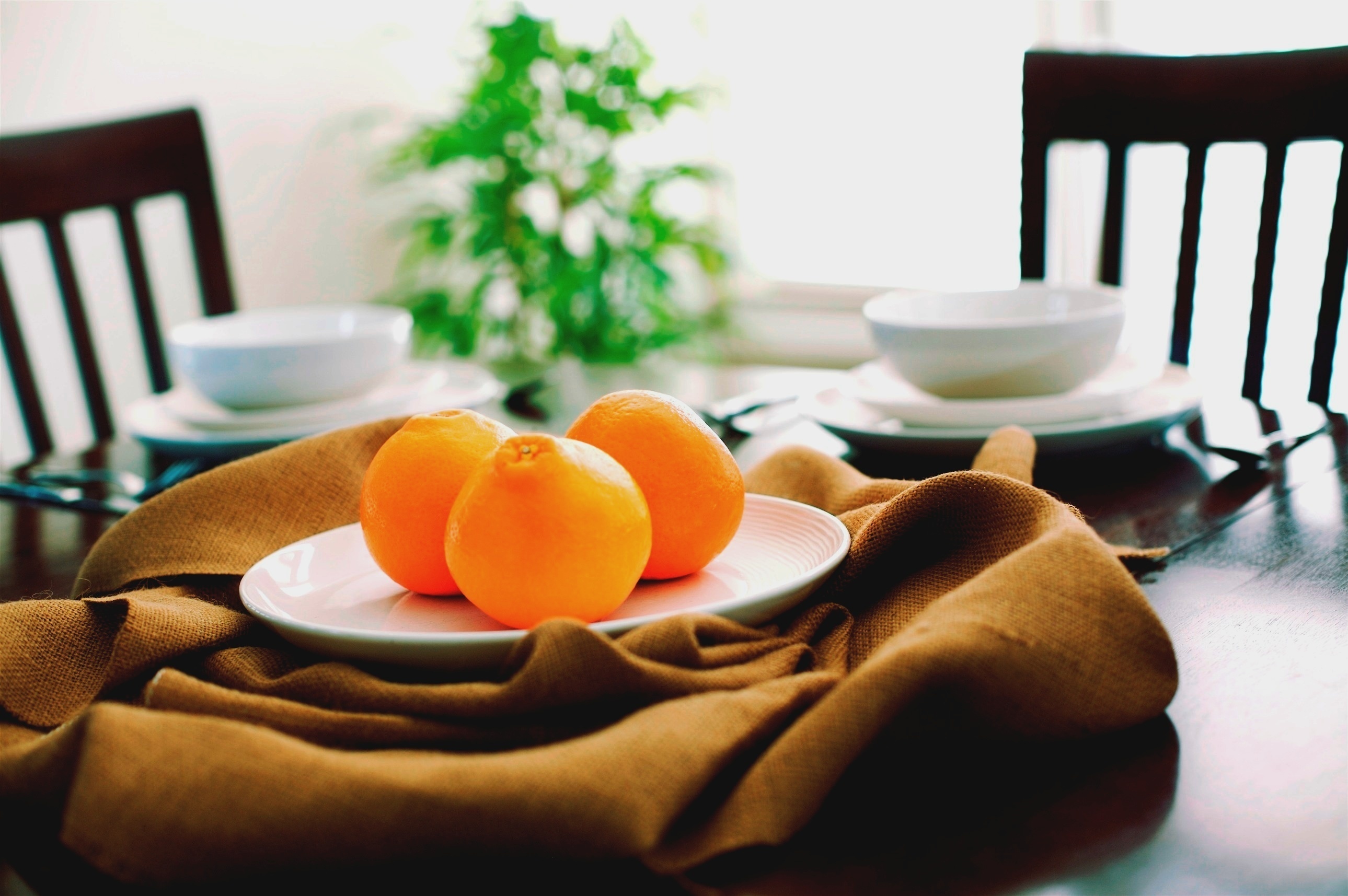Мандарины на тарелке. Тарелка "апельсин". Мандарины в тарелке. Апельсины на столе. Мандарины на столе.