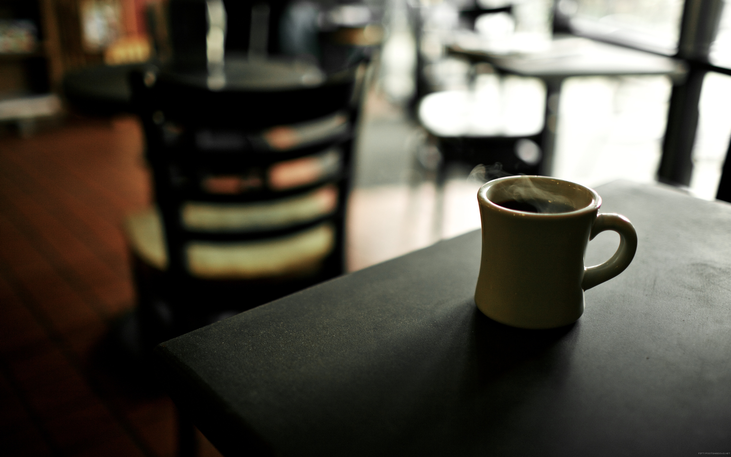Столик с кофе в кафе