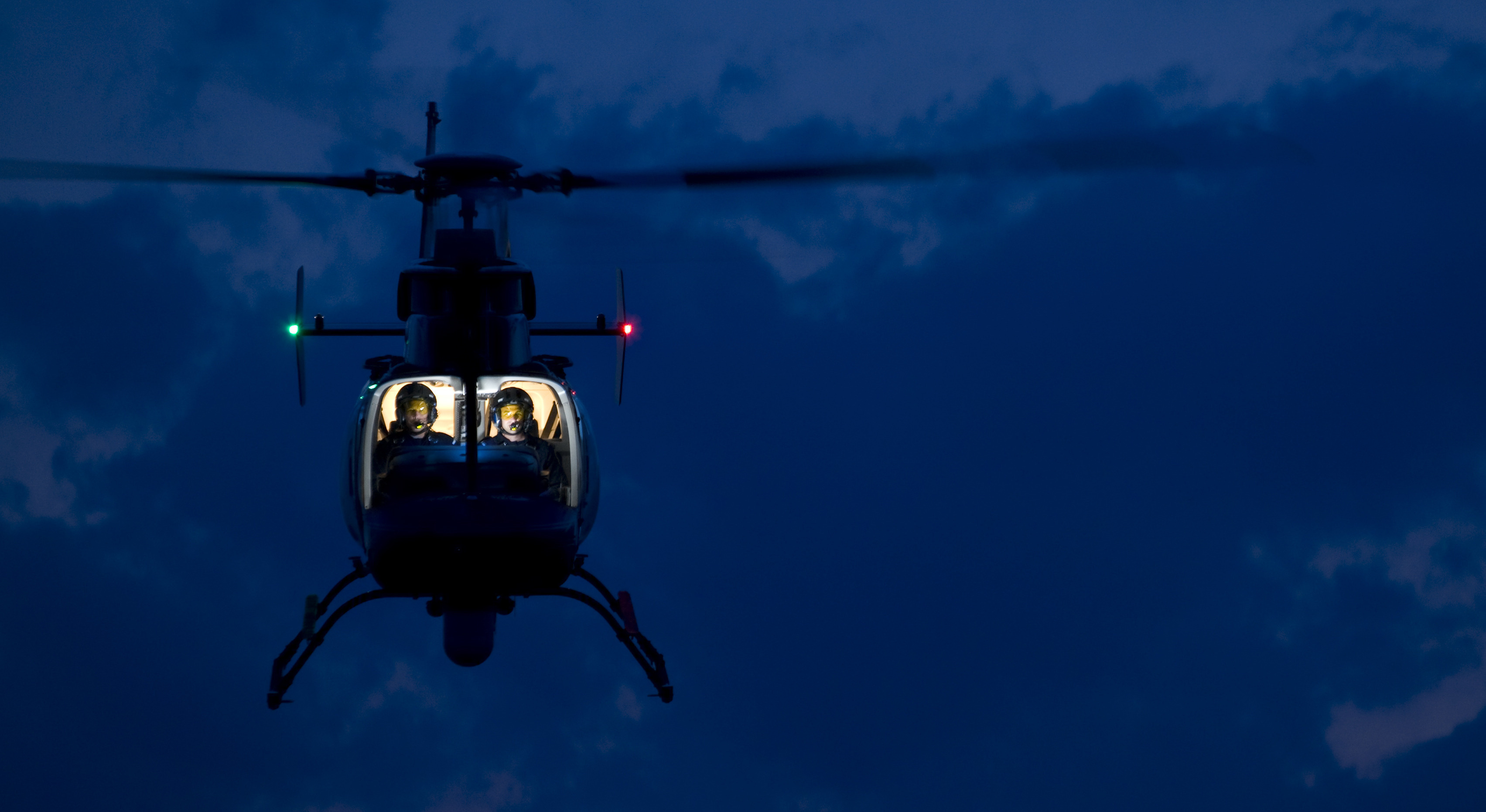 За 7 часов вертолет пролетел на 720. Вертолет ночью. Вертолет в небе. Вертолет ночью в небе. Красивые вертолеты.