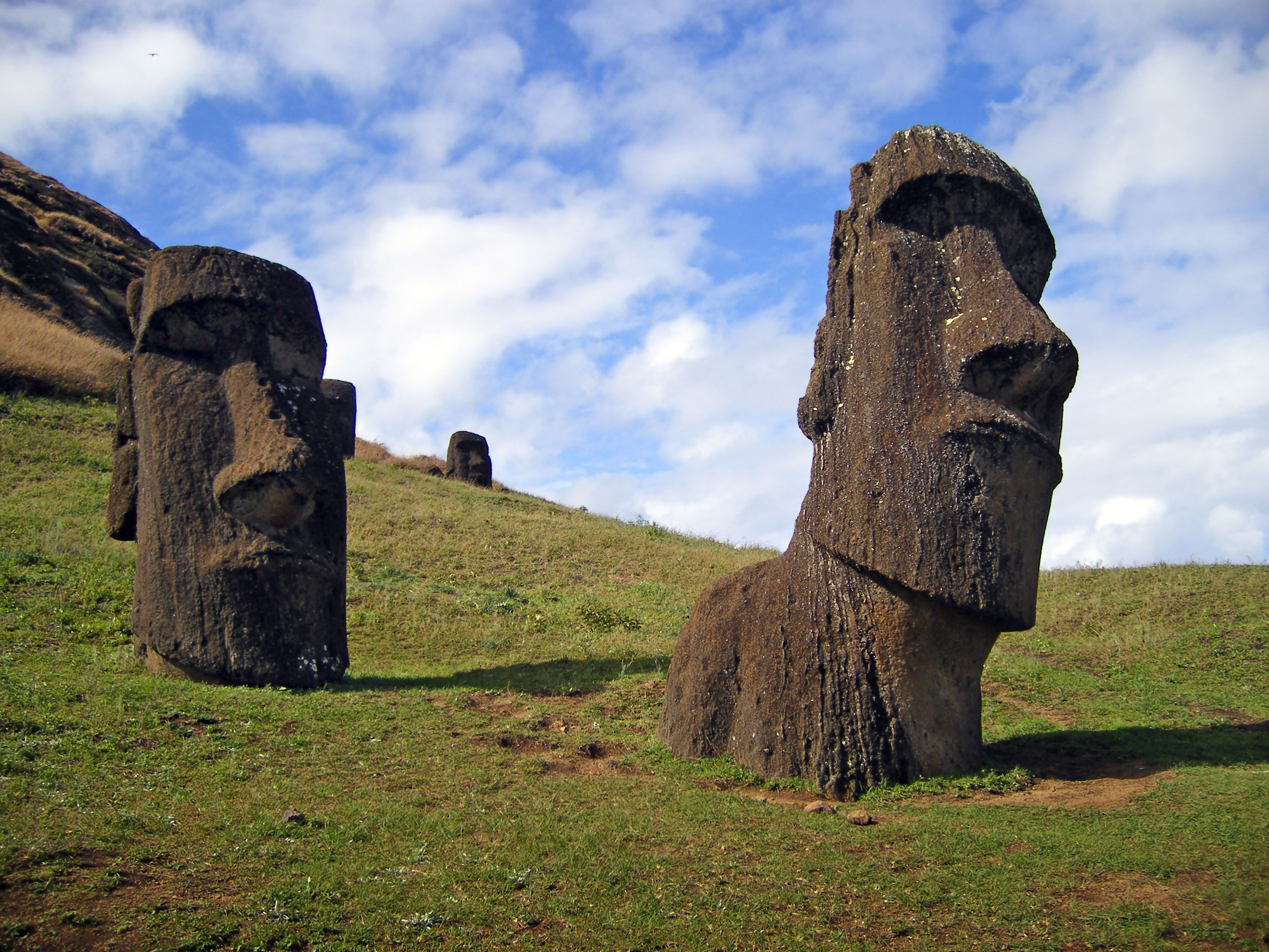 Каменные идолы. Каменные истуканы острова Пасхи. Остров Пасхи статуи Моаи. Моаи на острове Пасхи. Статуи Моаи на острове Пасхи головы.