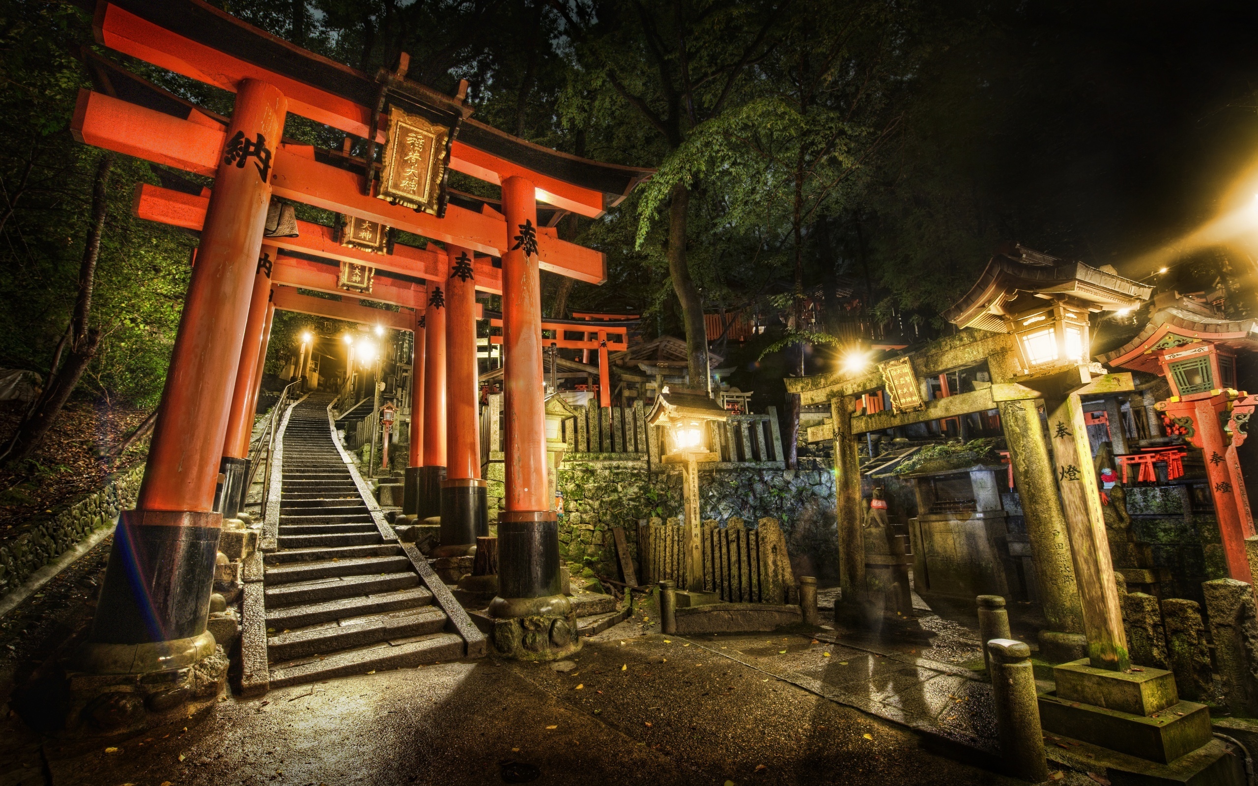 Тории Япония Киото. Ворота тории Киото. Ворота в Синтоистский храм Япония. Киото киëмидзо храм ночью. Китай обои на стол