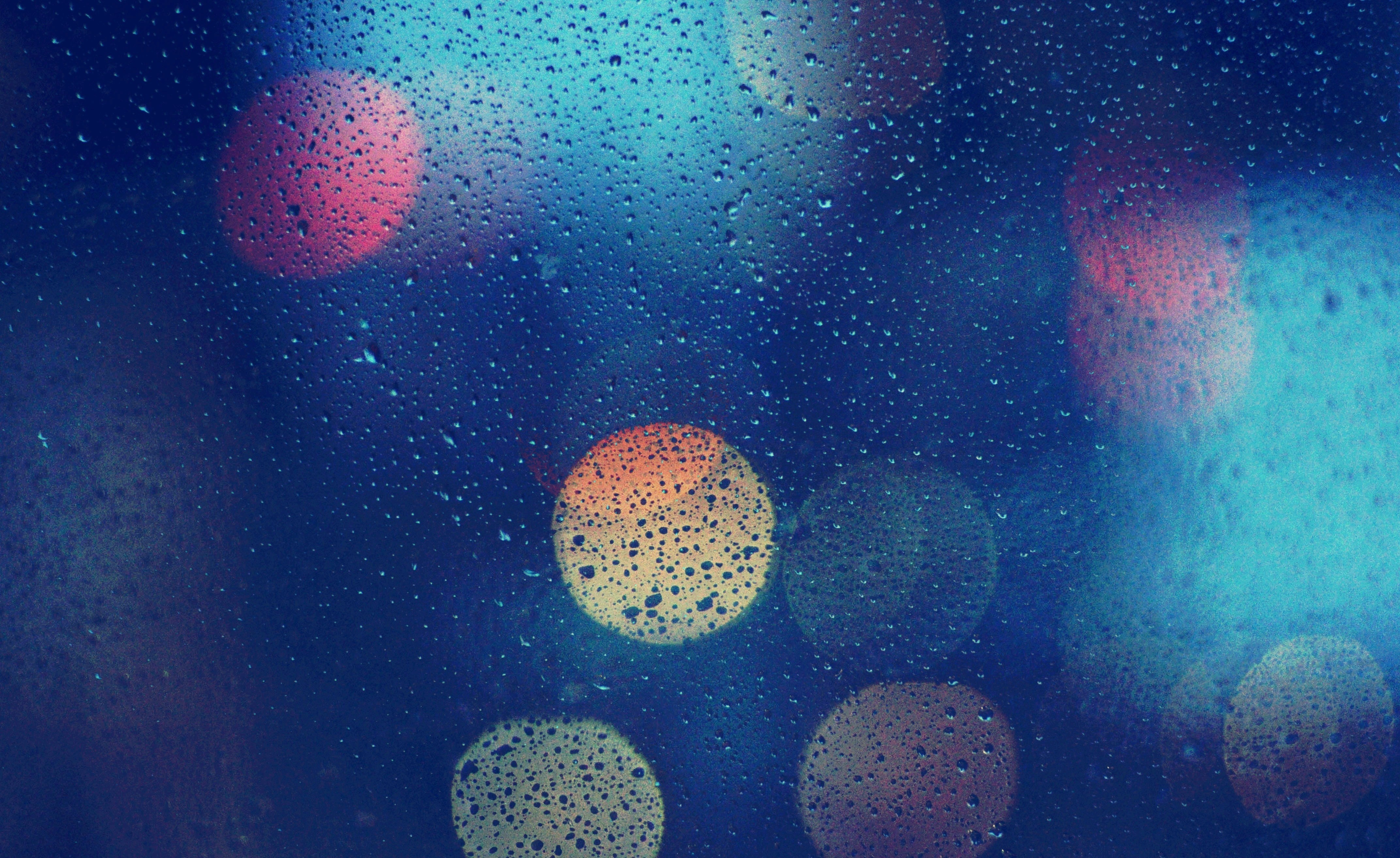 Обои капли, цвета, блики, дождь, боке, стекло на рабочий стол