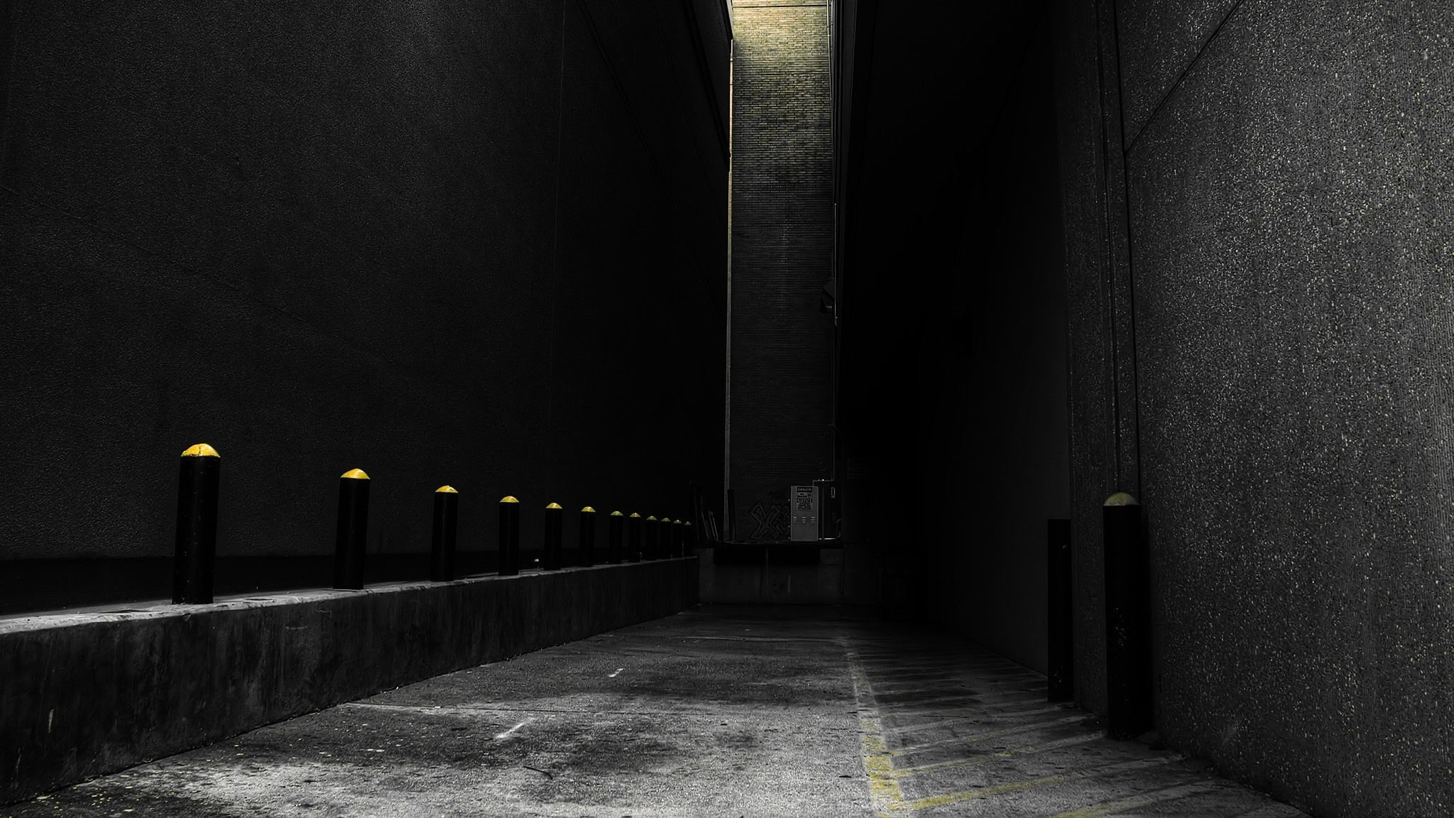 Light off dark. Темный переулок. Темный фон. Мрачная стена. Темная улица.