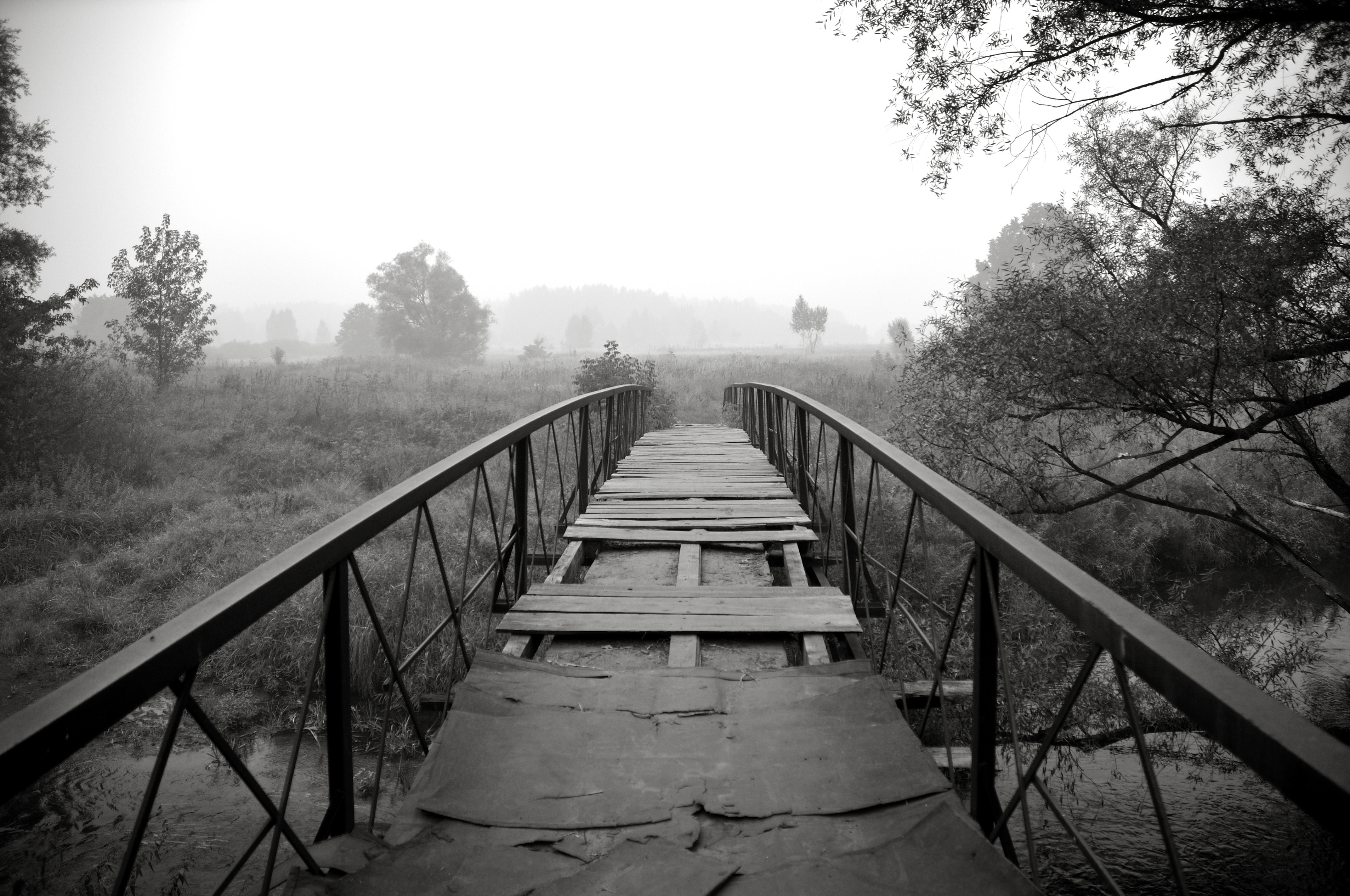 Какие грустные места. Старый мост. Черно белый пейзаж. Черно белая природа. Мост черно белый.