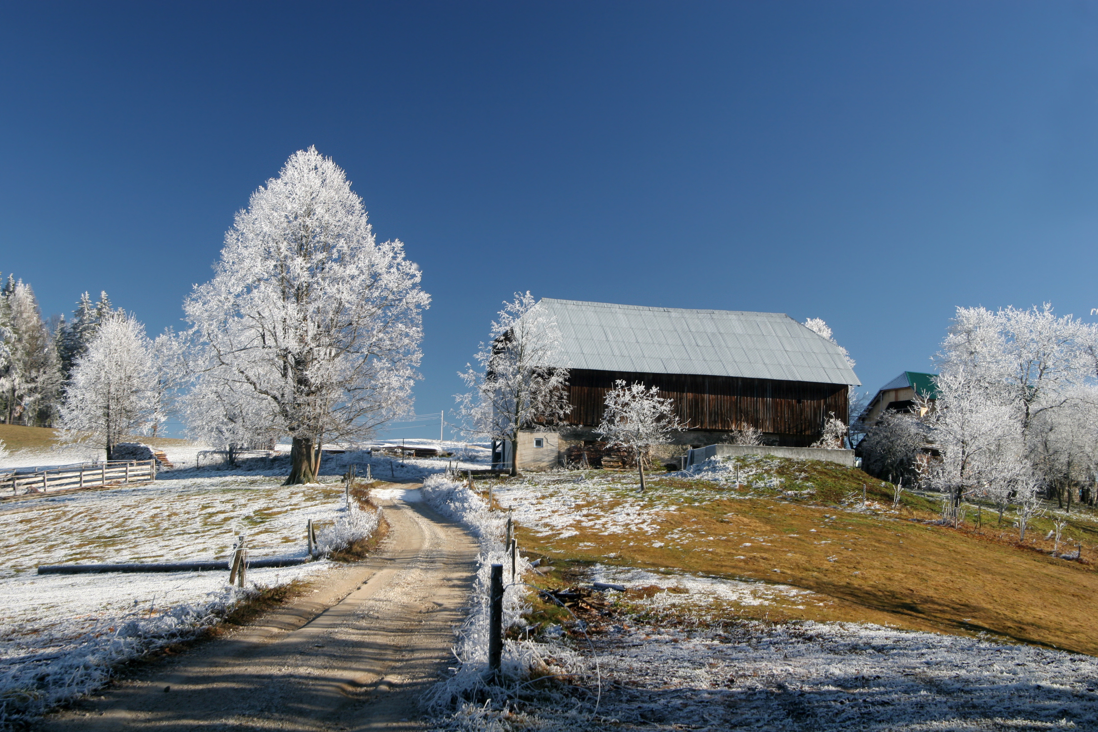 В окрестностях города местами еще лежит снег. Зимний пейзаж в Грабовице, Сербия.... Деревня зимой. Заснеженная деревня. Зима в деревне.