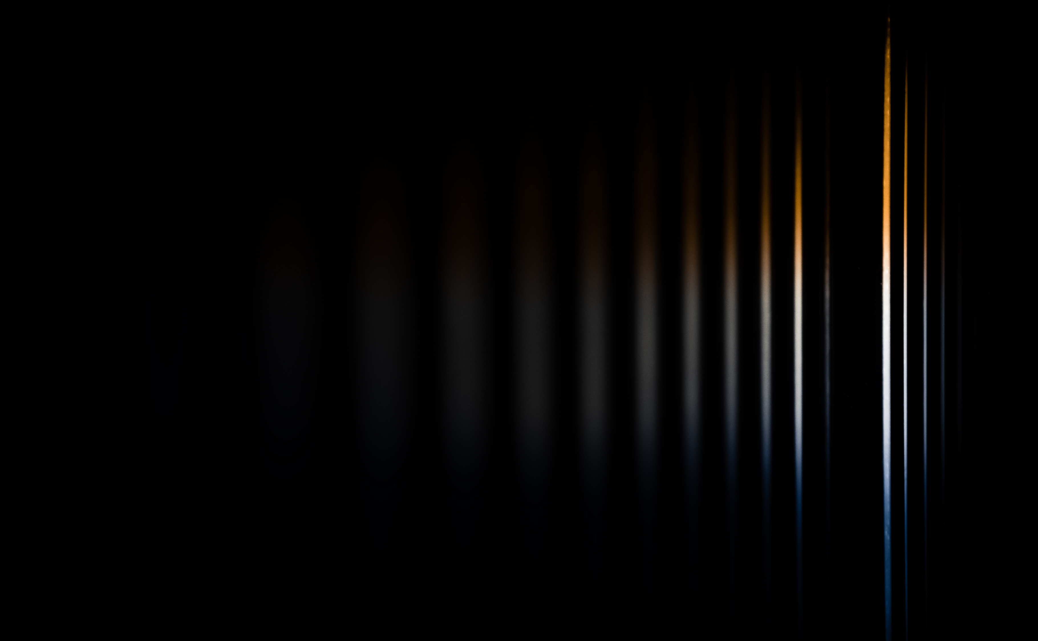 Светлые линии на темном фоне линейчатого спектра. Темный фон. Черная абстракция. Черные обои. Полосы на черном фоне.