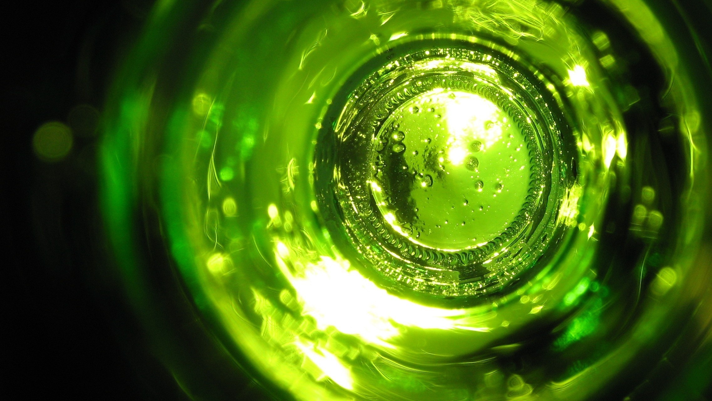 Зеленые стекла слова. Дно бутылки. Зеленое стекло. Зеленое бутылочное стекло. Обои стекло зеленое.