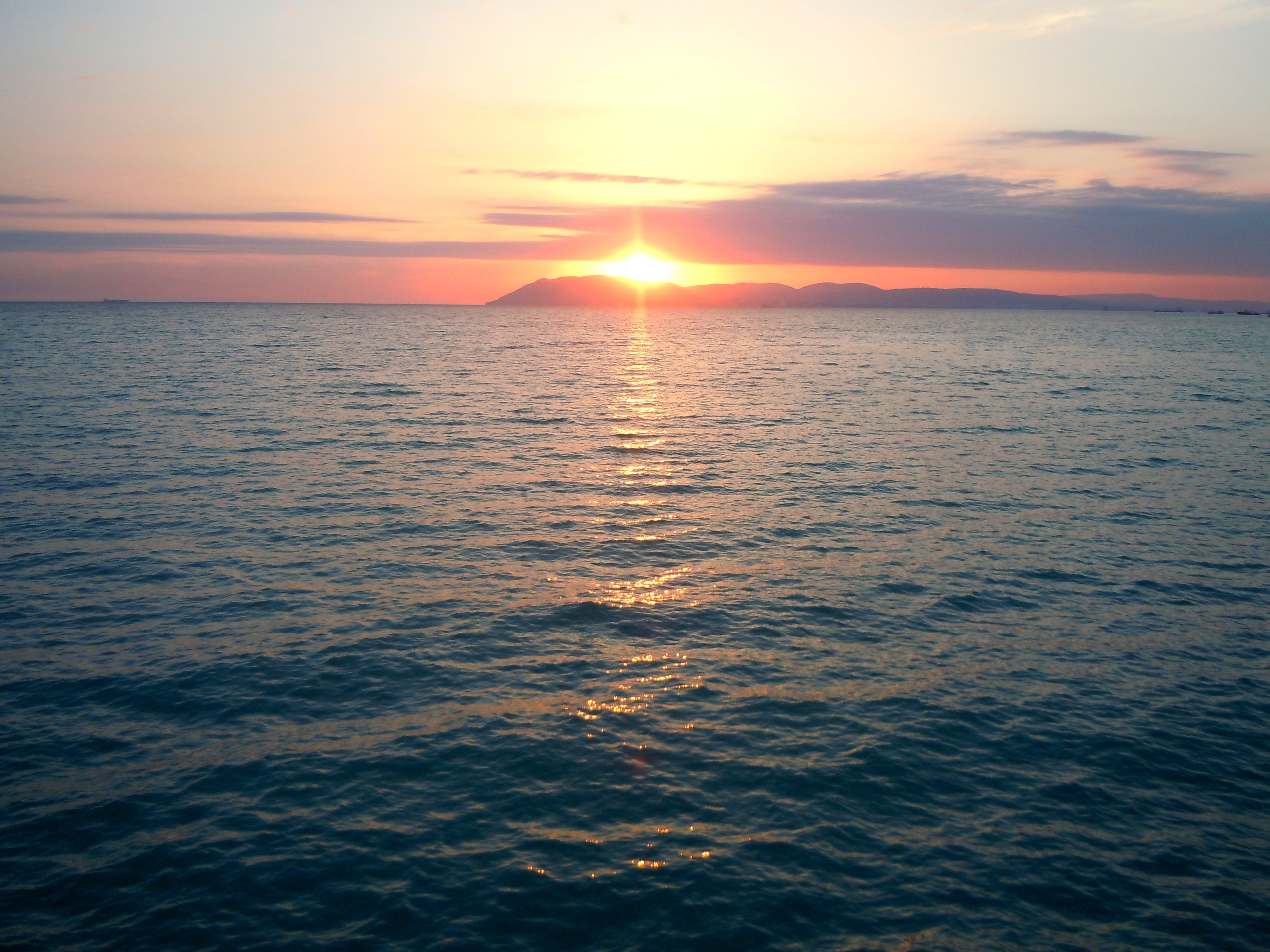 Море не спокойное но пр красное. Восход на море. Море солнце. Восход солнца на море. Спокойное море.