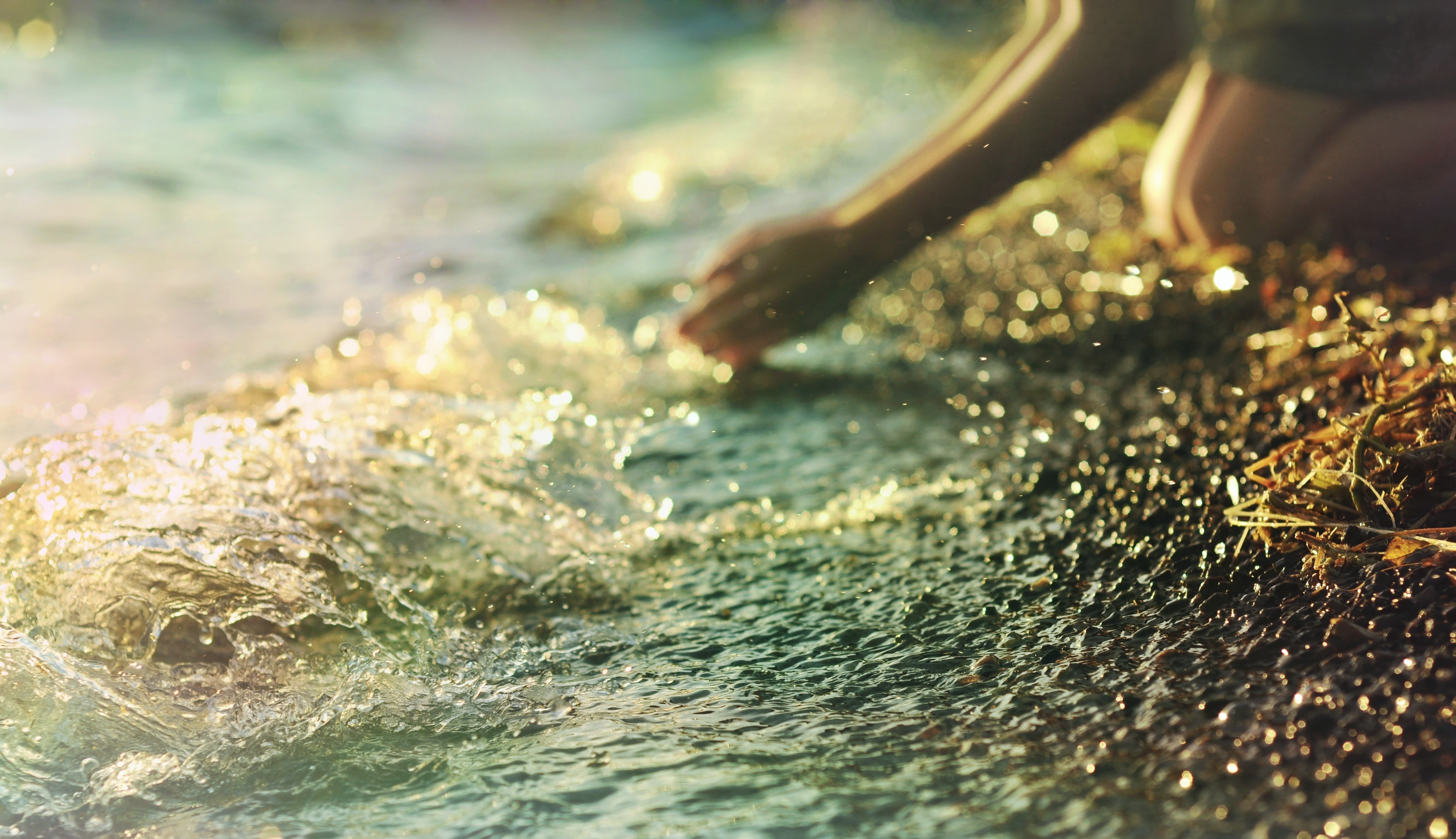 Песня а жизнь мутная вода. Брызги моря. Девушка в брызгах воды. Брызгаться водой. Солнце и вода.