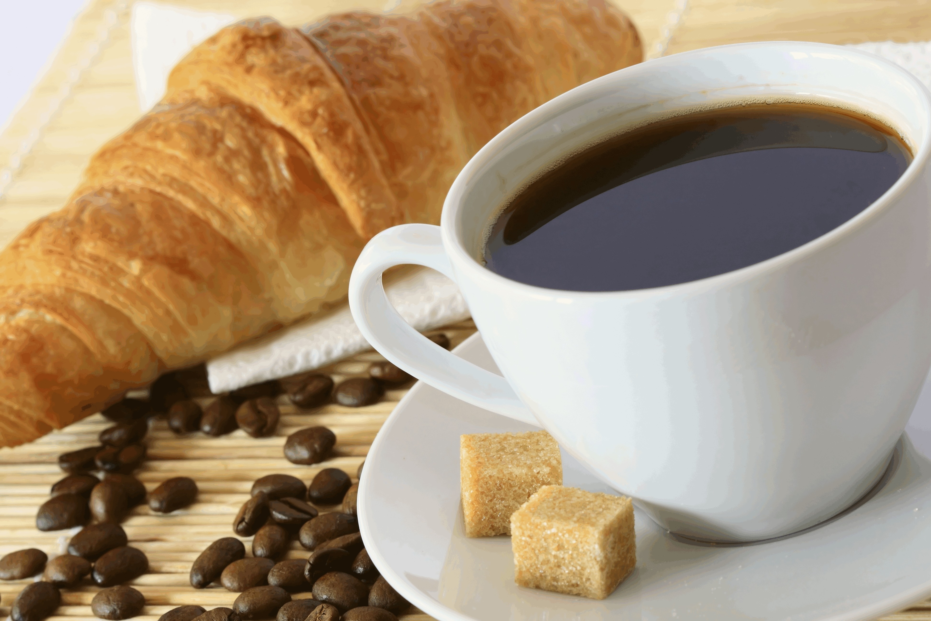 Что бодрит лучше кофе. Чашка кофе. Кофе и круассан. Чашка кофе с круассаном. Завтрак с кофе.