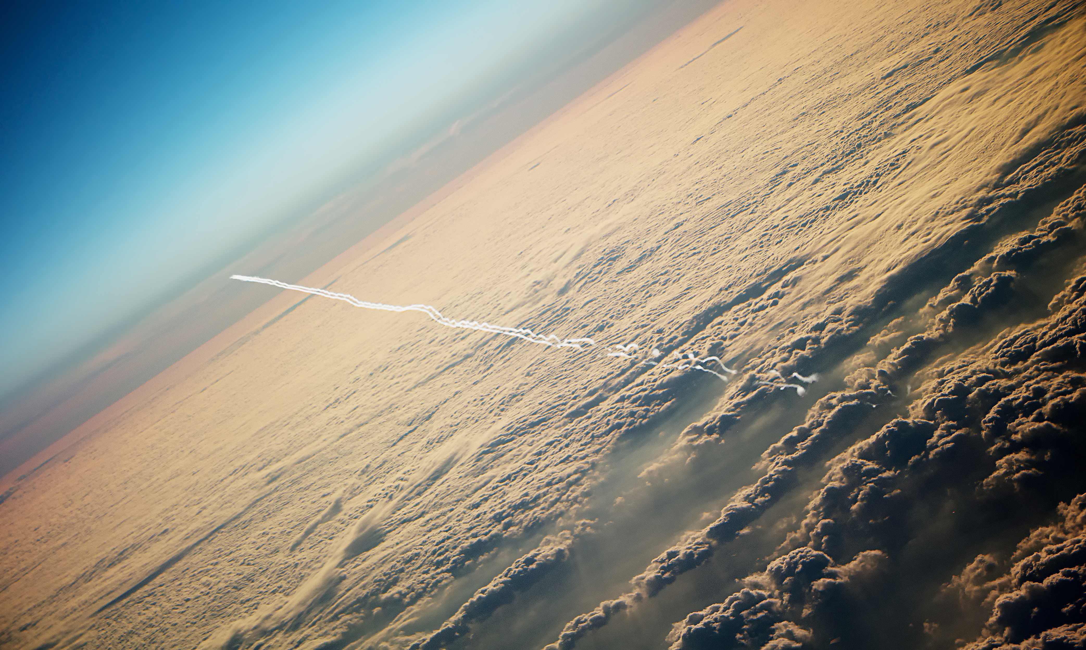 Высота 1024. Самолет над облаками. Небо с высоты самолета. Самолет в небе. Инверсионный след.