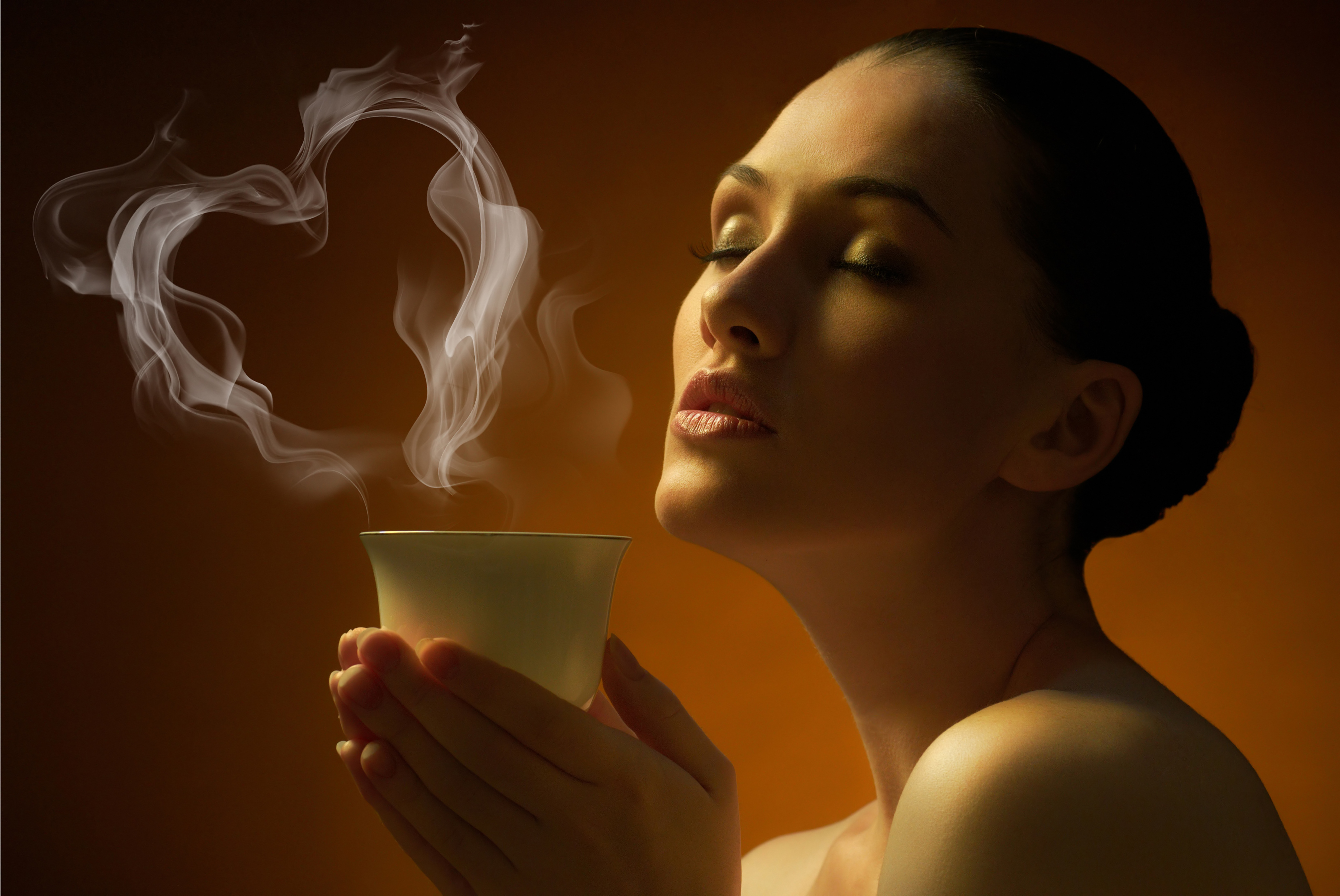 День вкусов и запахов. Девушка с чашкой. Девушка с чашкой кофе. Аромат кофе. Девушка с чаем.