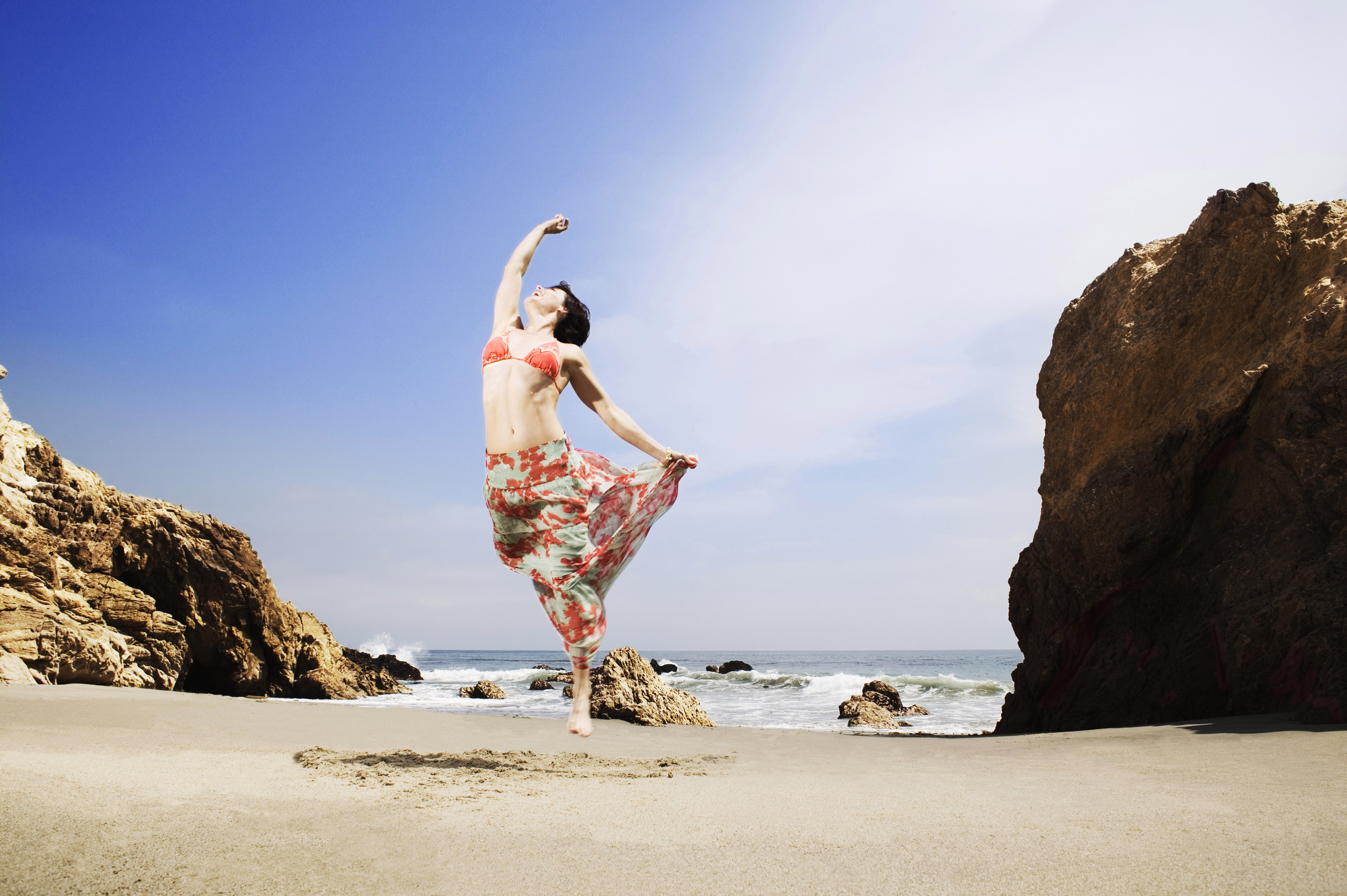 Навстречу морю. Танцующая на берегу моря. Танцы у моря. Девушка танцует на берегу. Девушка танцует на берегу моря.