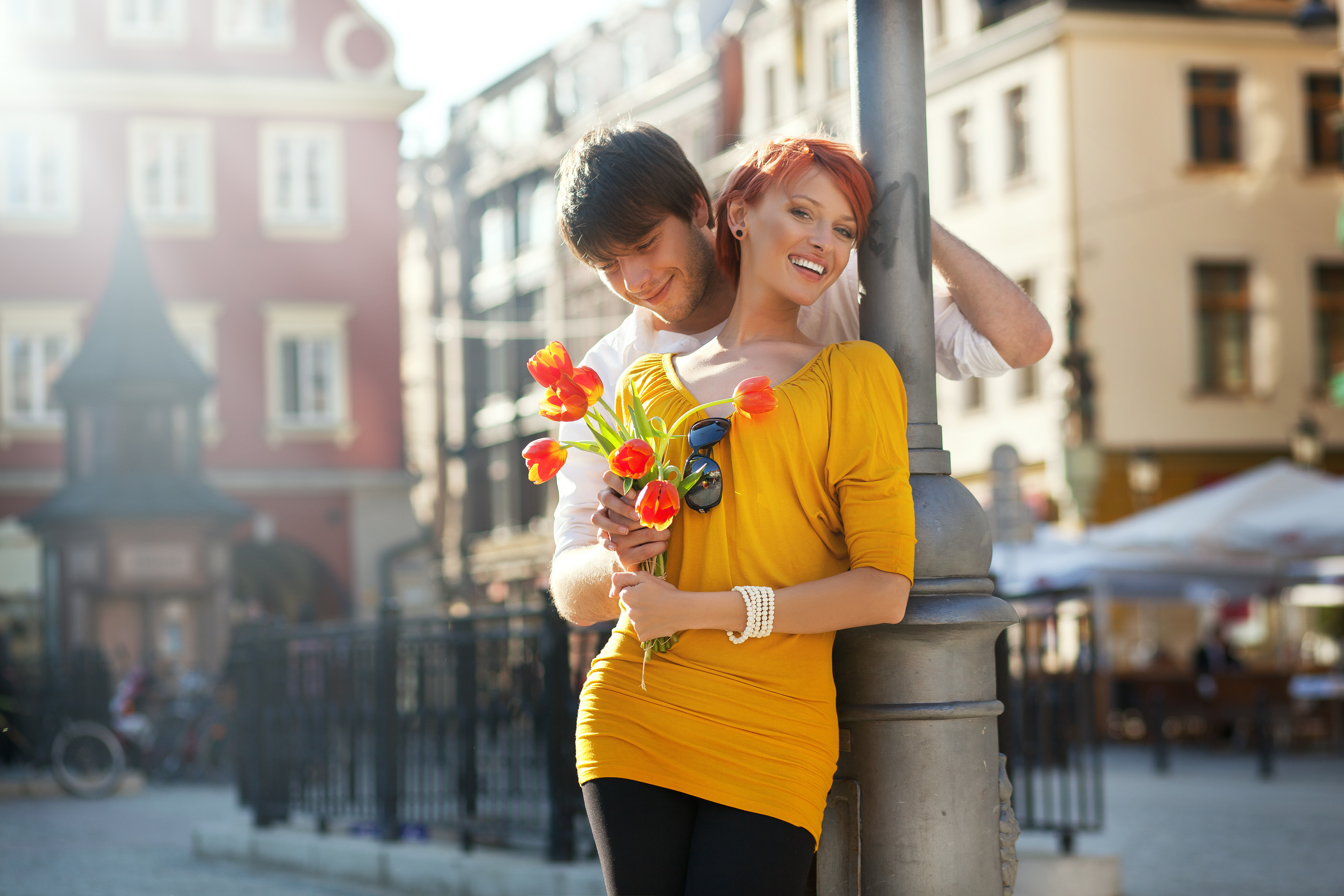 Streets love me. Фотосессия пары. Счастливая девушка. Парень дарит девушке цветы. Счастливые влюбленные.