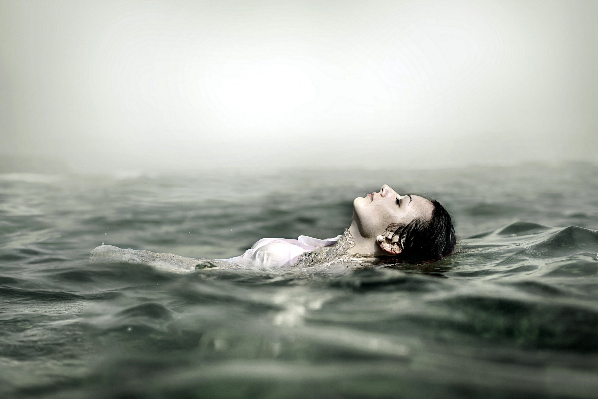 Тонуть во сне к чему это. Девушка тонет. Фотосессия в воде. Девушка тонет в воде. Девушка под водой.