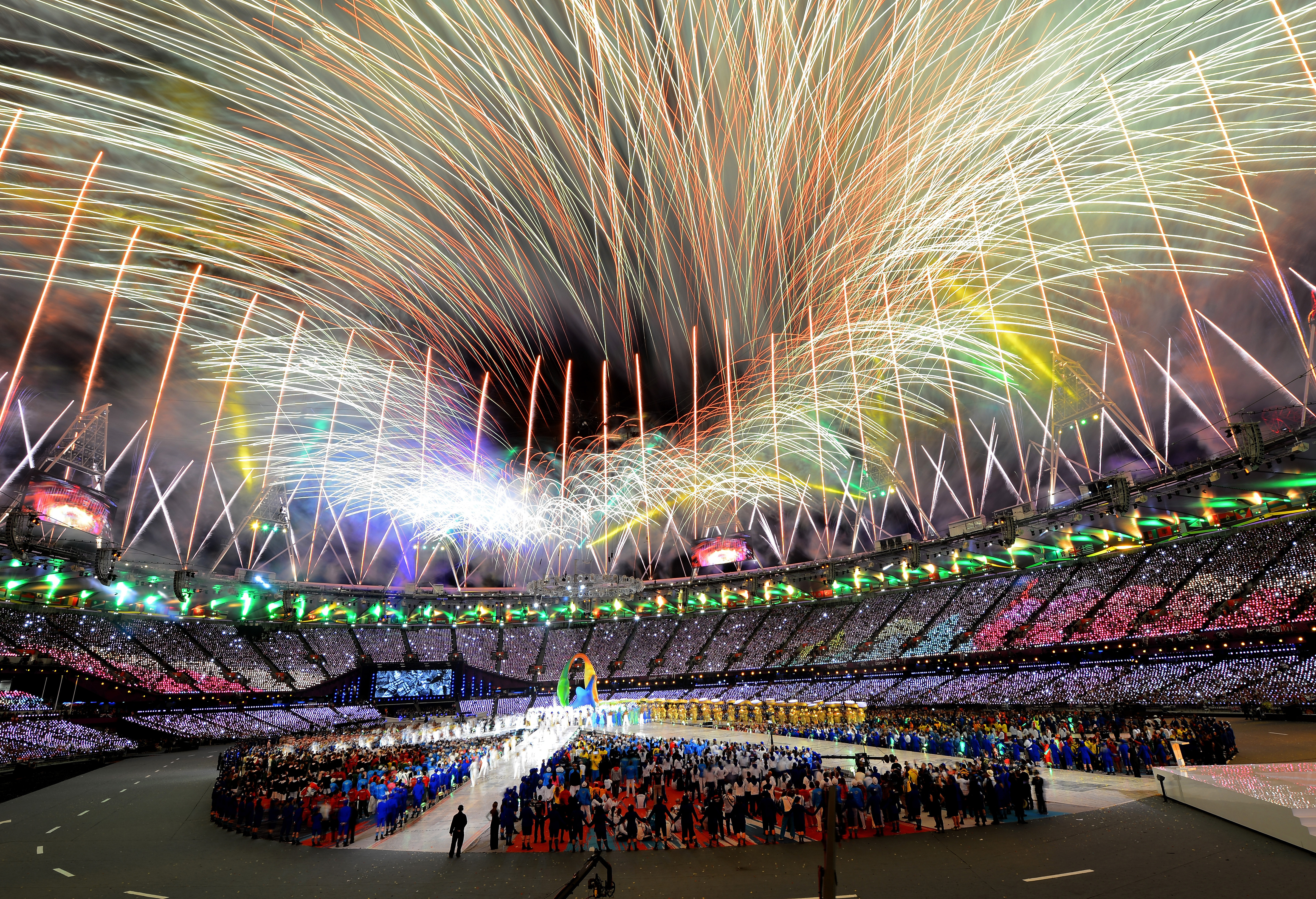 Церемония закрытии олимпиады. Олимпийский стадион Лондон 2012. Фишт стадион фейерверк. Сочи летние Олимпийские игры стадион. Олимпийский салют Олимпийских игр.