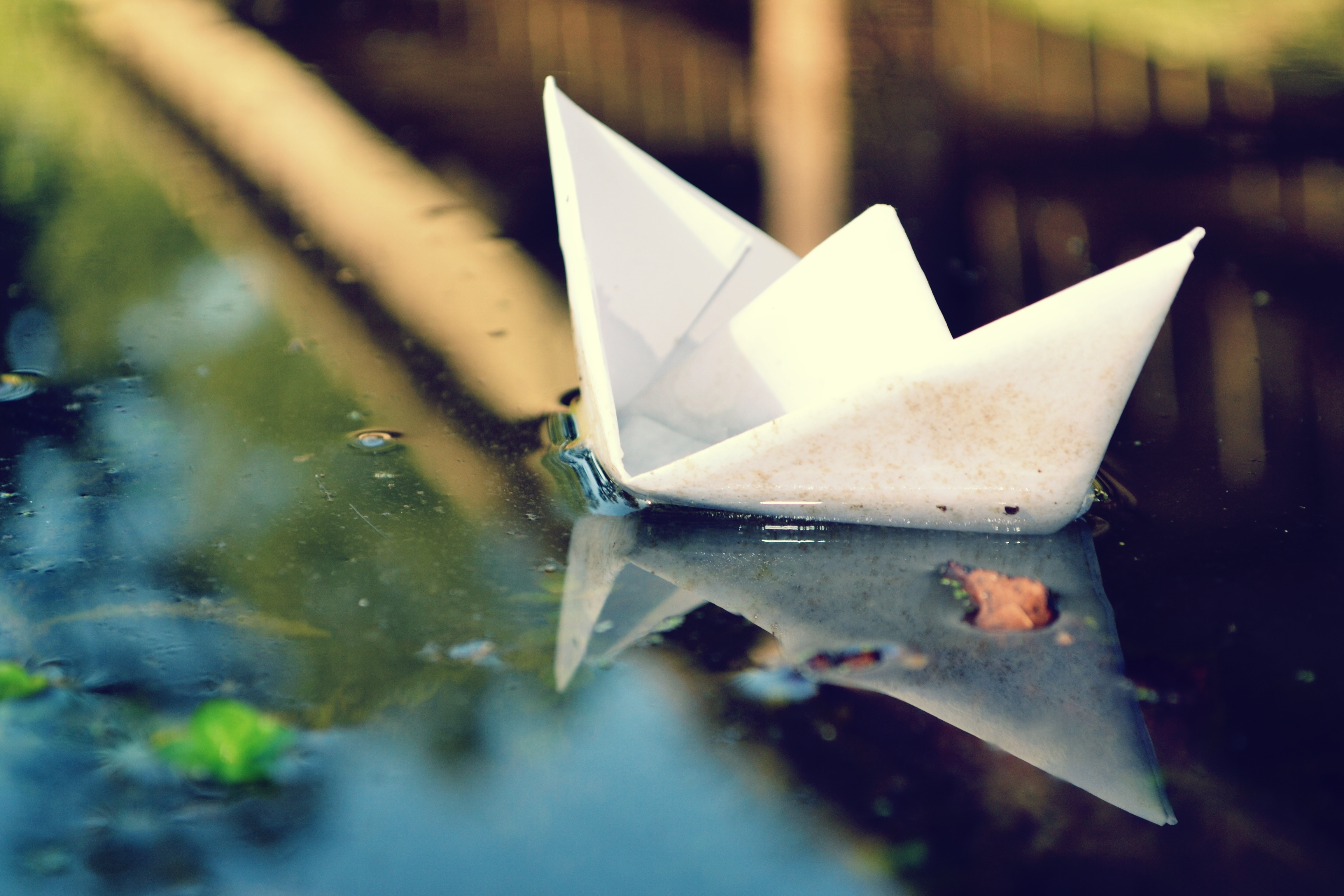Кораблик из бумаги я по ручью. Бумажный кораблик. Маленький бумажный кораблик. Красивый бумажный кораблик. Бумажный кораблик в луже.