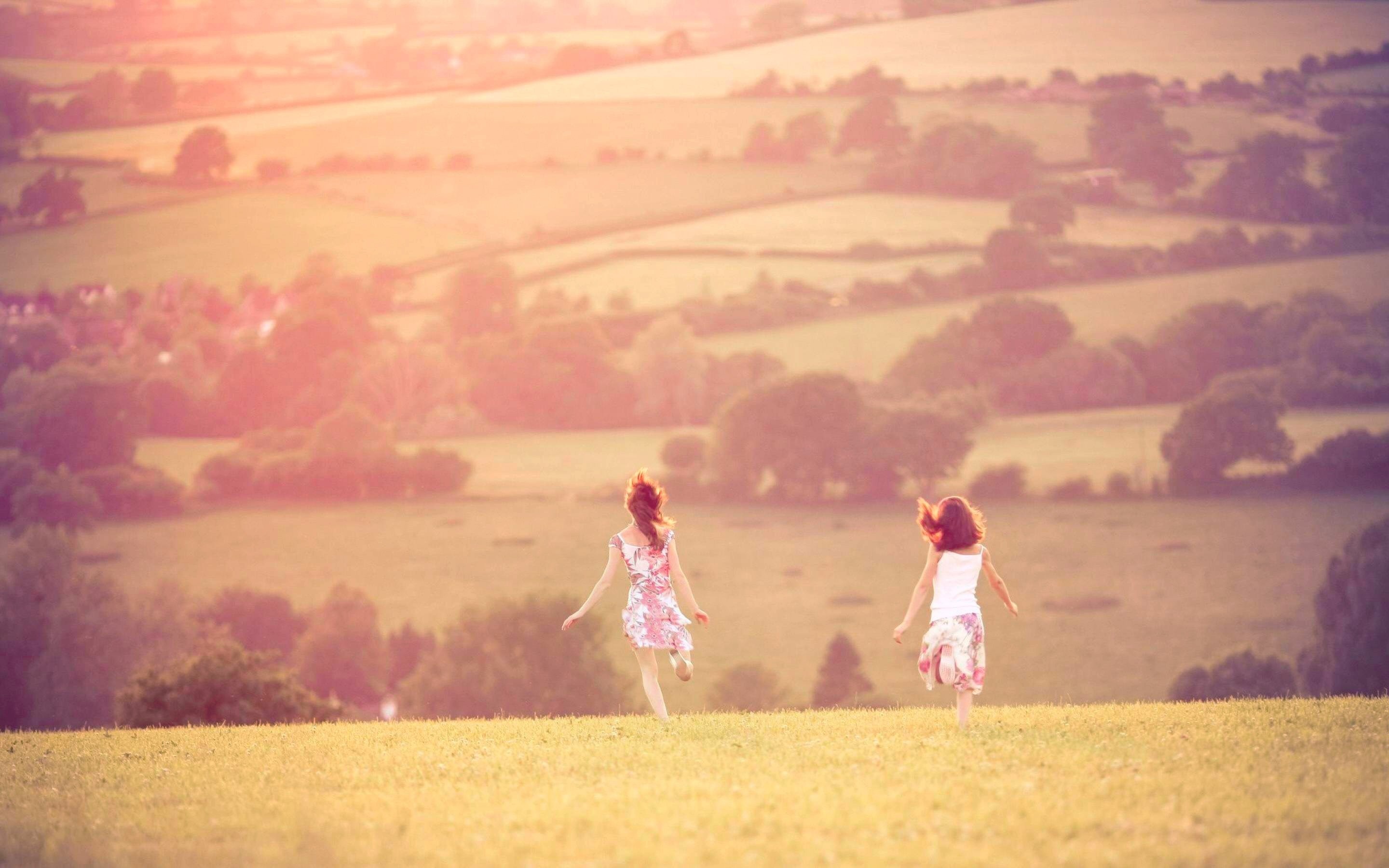 Девушки навстречу. Девушка бежит в поле. Девочка бежит по полю. Девушка бежит навстречу. Две девочки бегут на солнце.