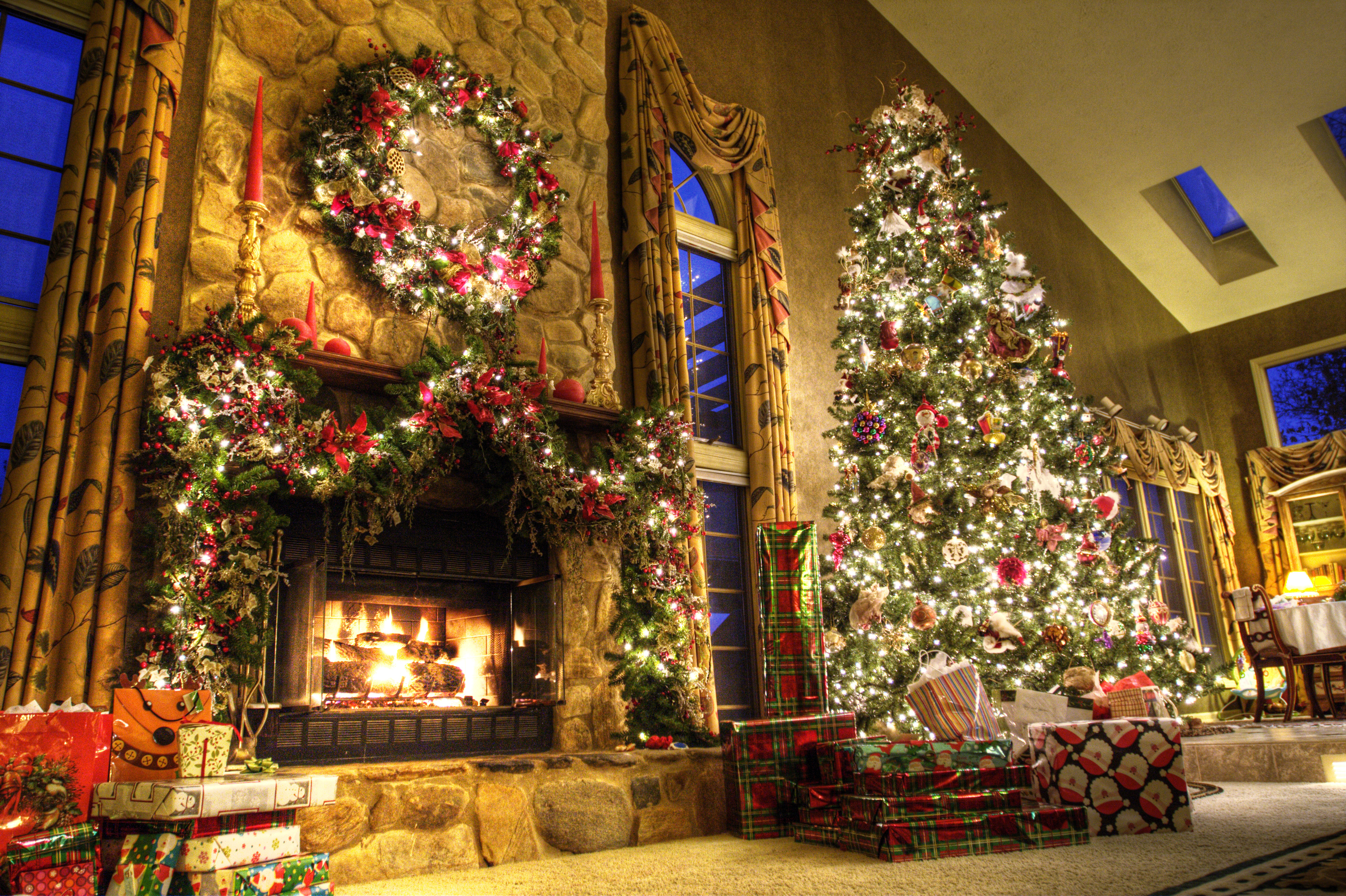 Новые красивые картинки. Кристмас католическое Рождество. Рождественская елка. Новый год и Рождество. Красивые новогодние.