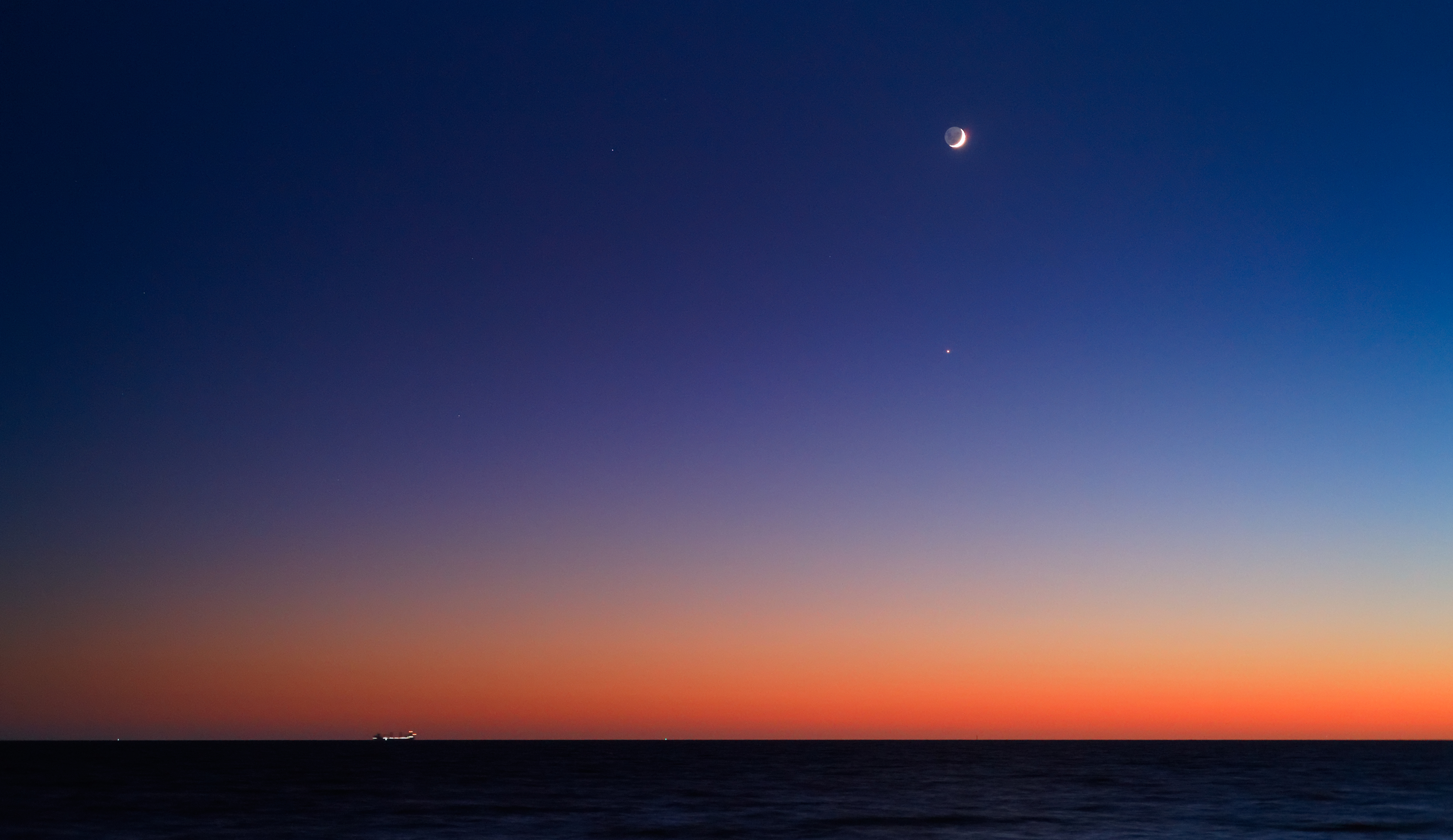 Находящаяся низко над горизонтом луна кажется сильно. Пояс Венеры атмосферное явление. Небо Горизонт. Пояс Венеры. Вечернее небо.