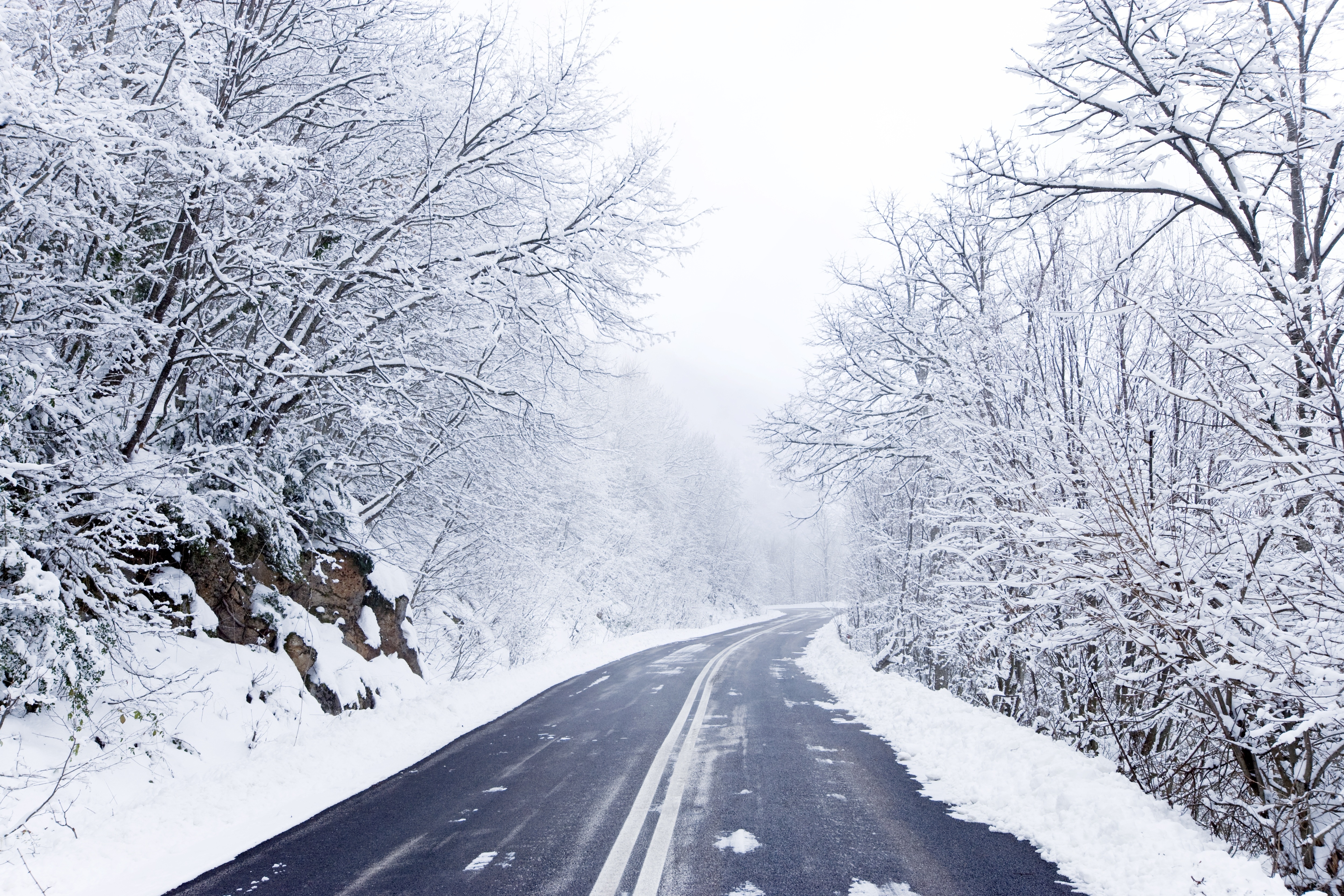 Снег картинки. Зимняя дорога. Заснеженная дорога. Снег на дороге. Заснеженная дорога в лесу.