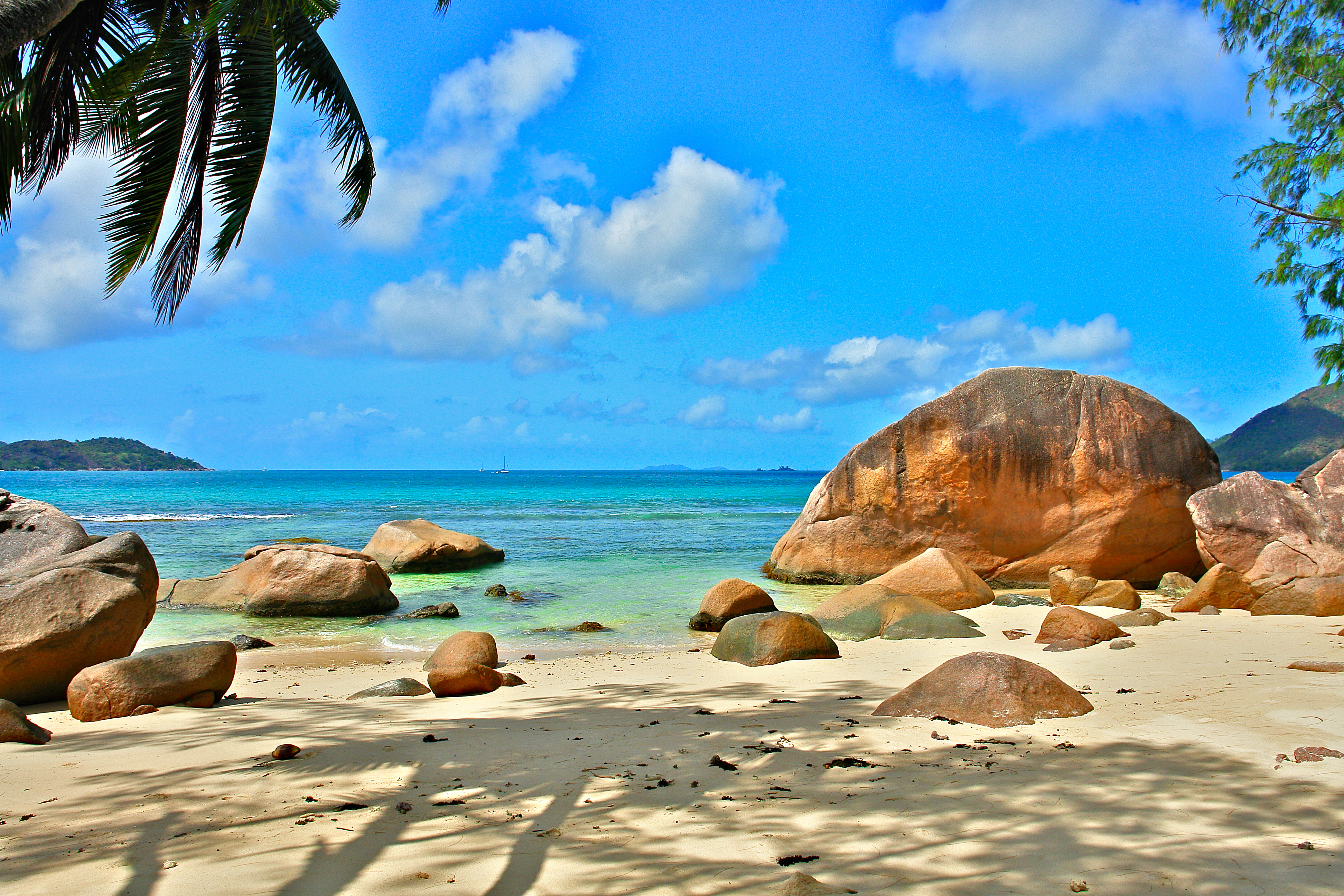 Красивые заставки море. Пляж Интенданс Сейшелы. Гранд анс Сейшелы. Ла-Диг Сейшельские острова. Остров в океане Сейшелы.