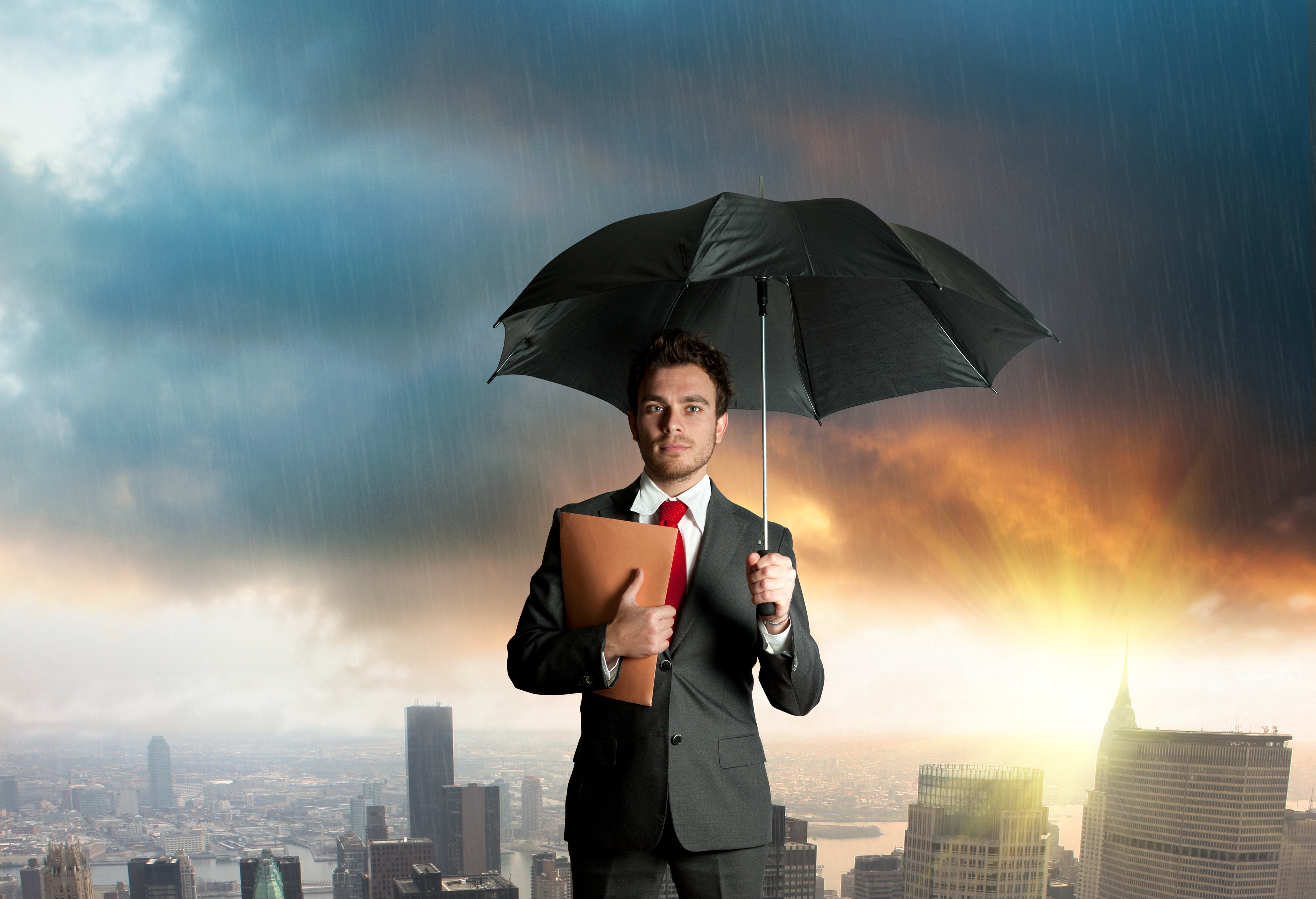 Покажи людей которые скачанные. Человек с зонтом. Мужчина с зонтиком. Человек под зонтом. Бизнесмен под зонтом.