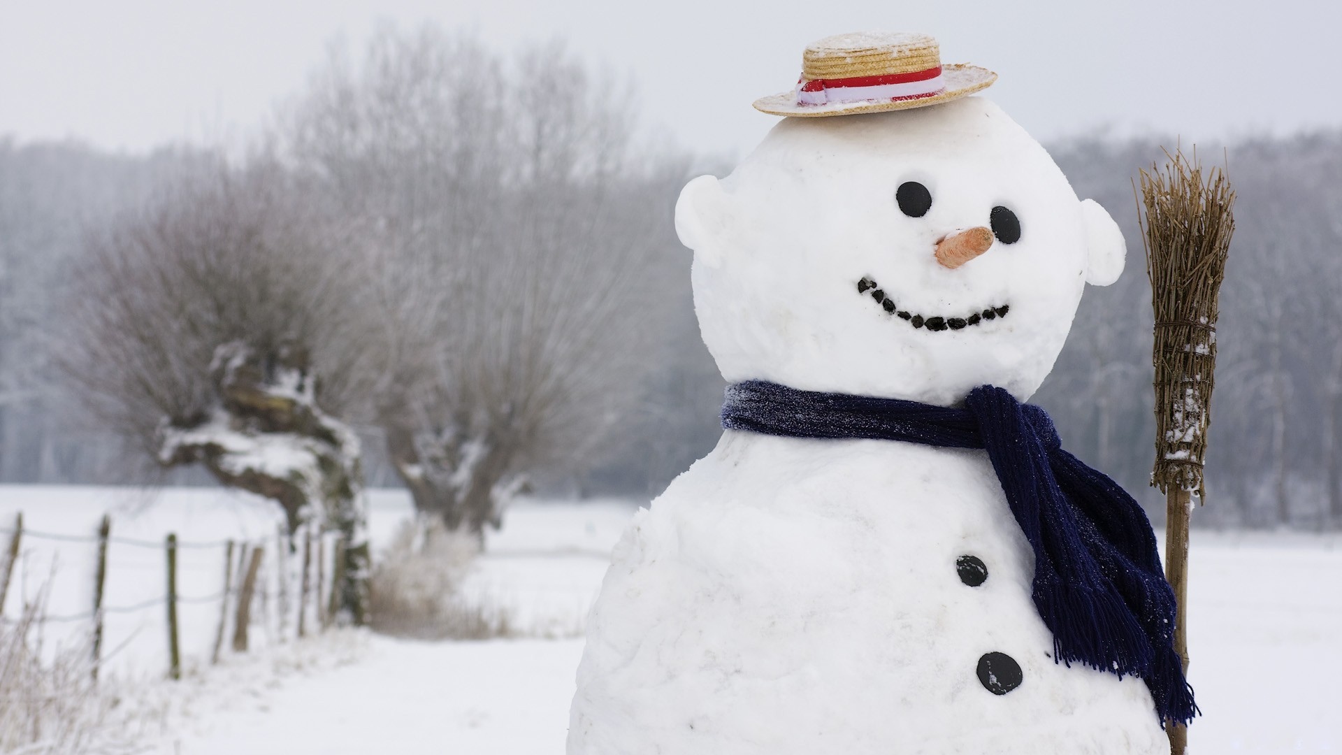 Обои зима, шляпка, Снеговик, улыбка, 1920x1080, шарф, метла на рабочий стол...