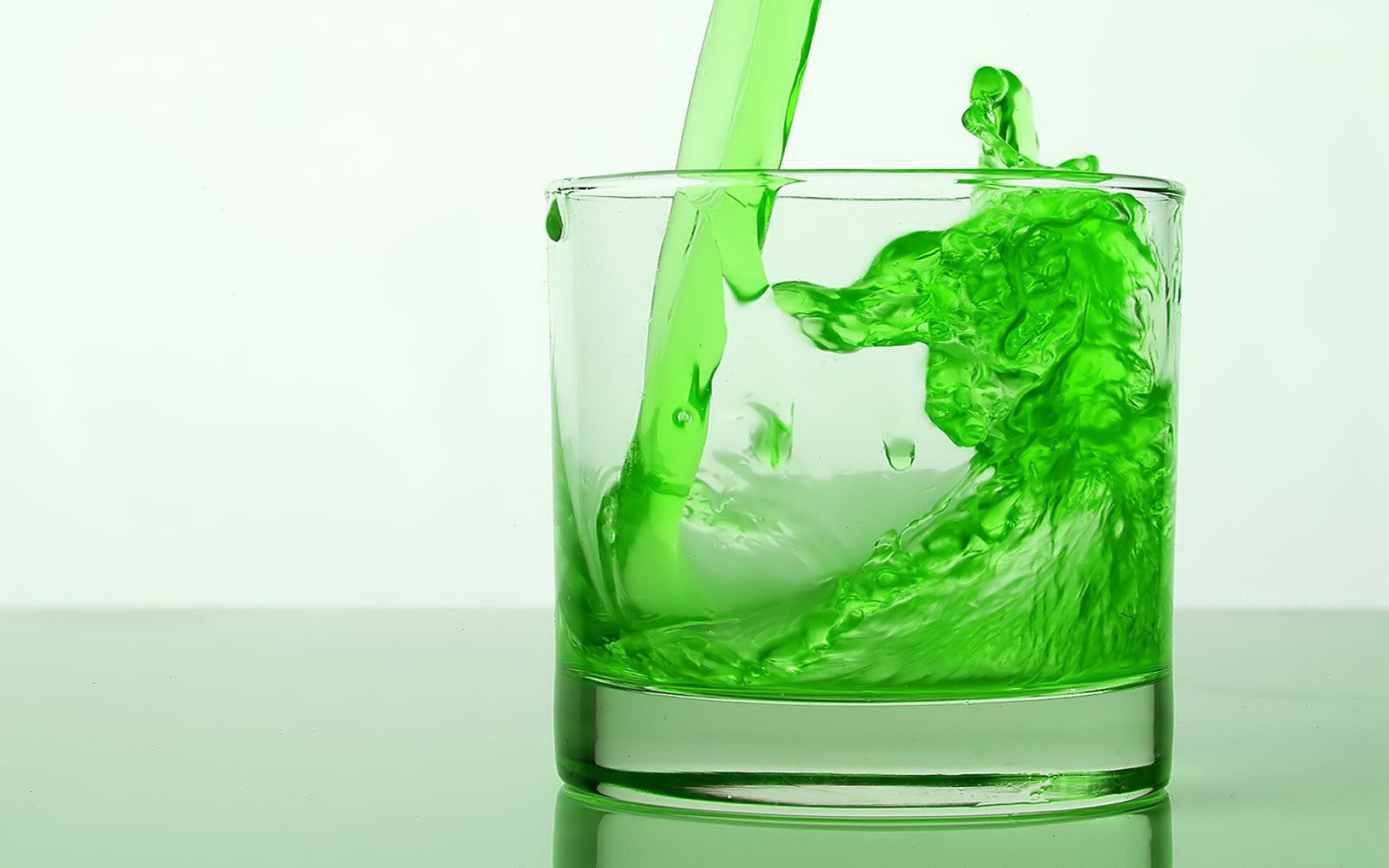 Стакан с зеленой водой. Мохито Тархун. Лимонад Тархун в стакане. Лимонад Тархун в бокале. Тархун газировка.