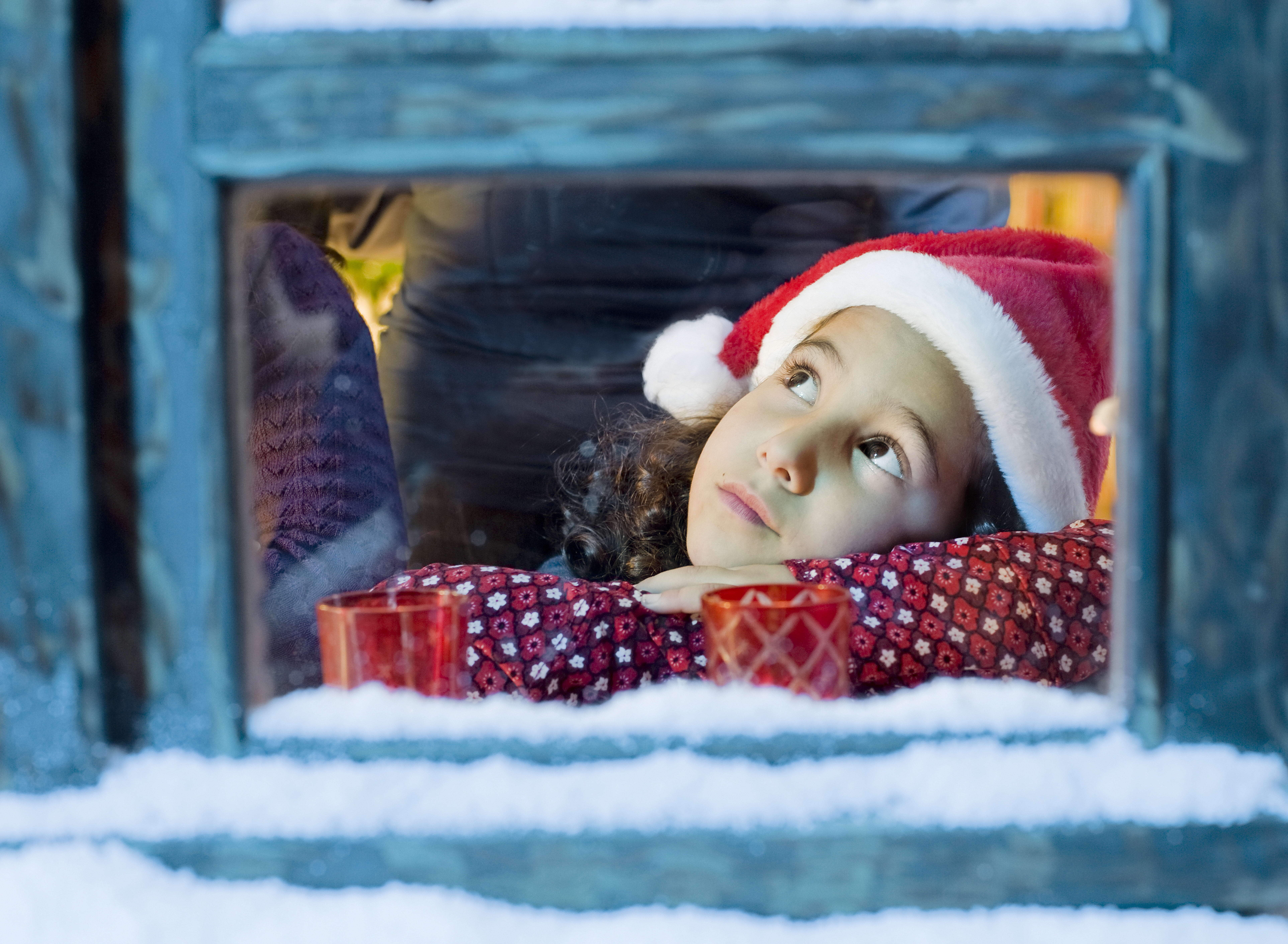 Девочка предвкушении. Новогоднее чудо. Дети в Рождественском окне. В ожидании новогоднего чуда. Ребенок в ожидании новогоднего чуда.
