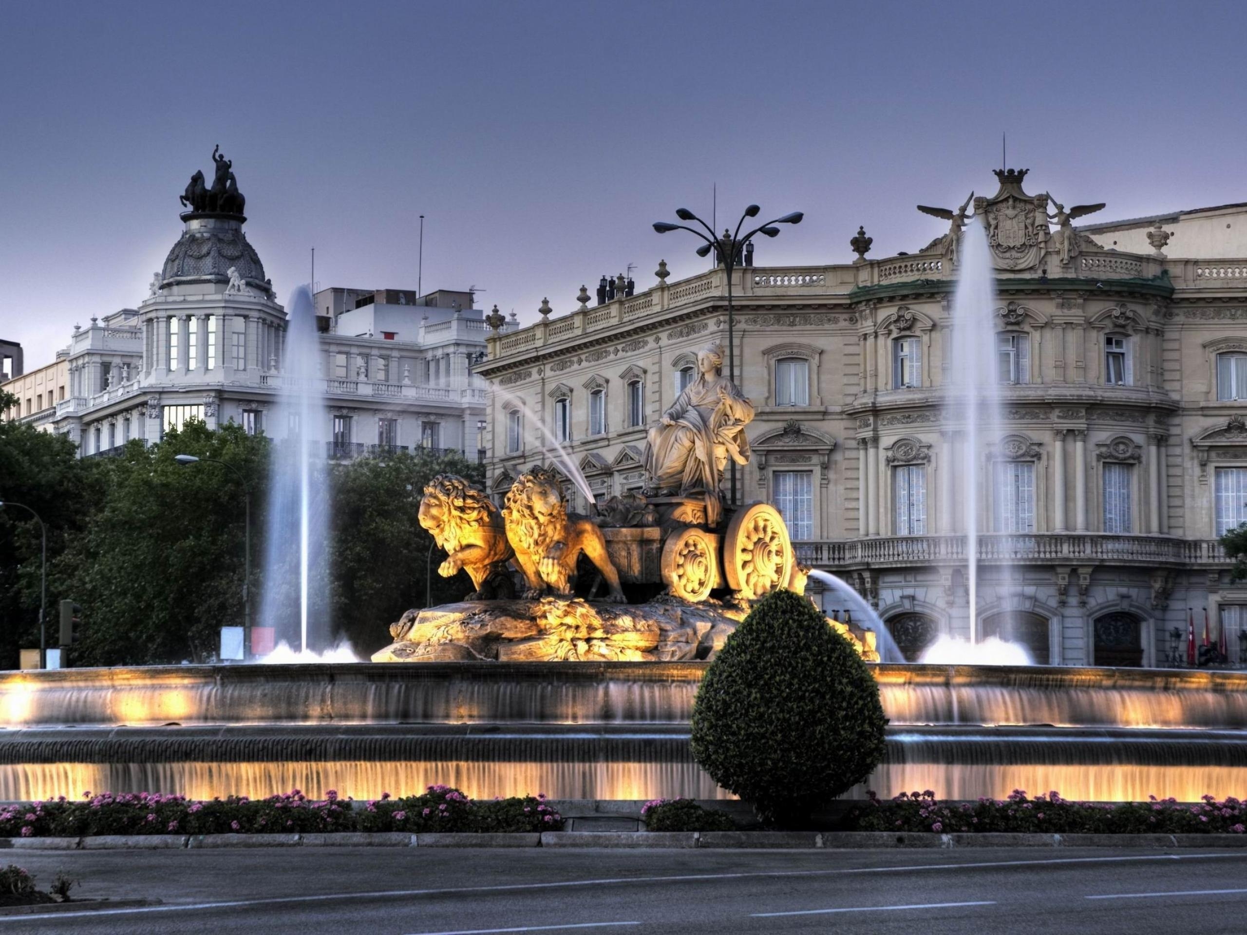Мадрид погода сегодня. Фонтан Сибелес. Cibeles Мадрид. Дворец и фонтан Сибелес. Мадрид столица Испании.
