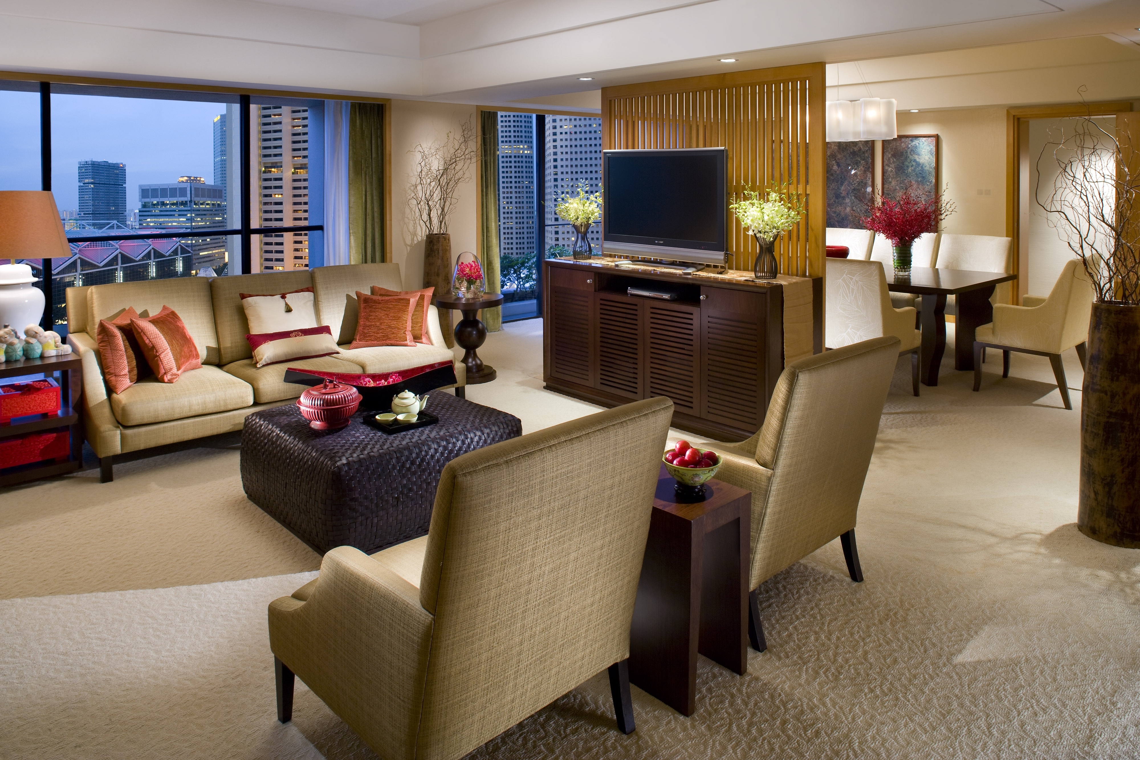 Гостиная с диваном и телевизором. Mandarin oriental Hotel Сингапур. Красивая комната. Красивый интерьер. Кресло гостиная.