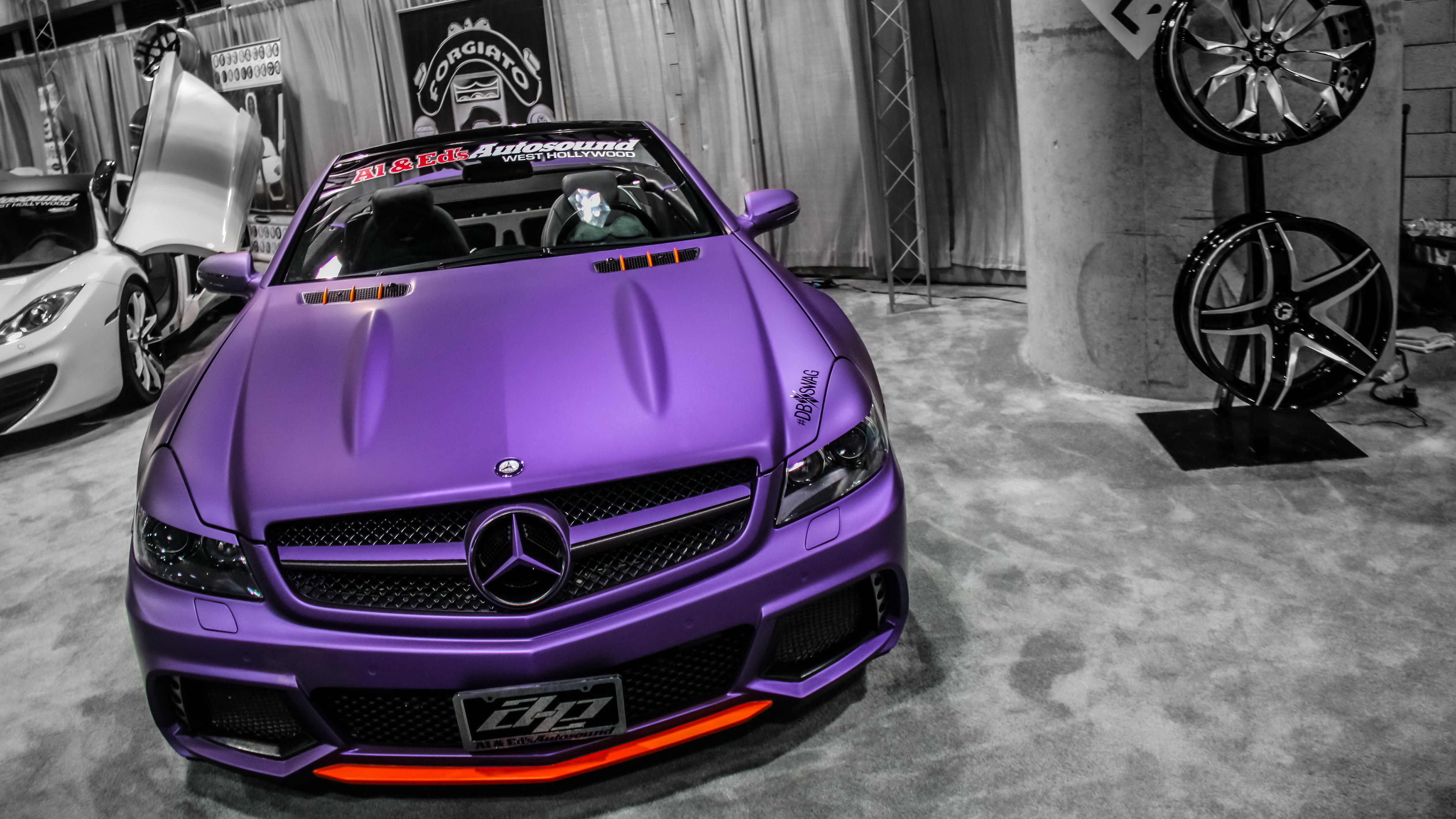 Тюнинговать мерседес. АМГ 63 фиолетовый. Mercedes Benz AMG Purple. Mercedes Benz c63 AMG градиент. Фиолетовая c63 AMG.