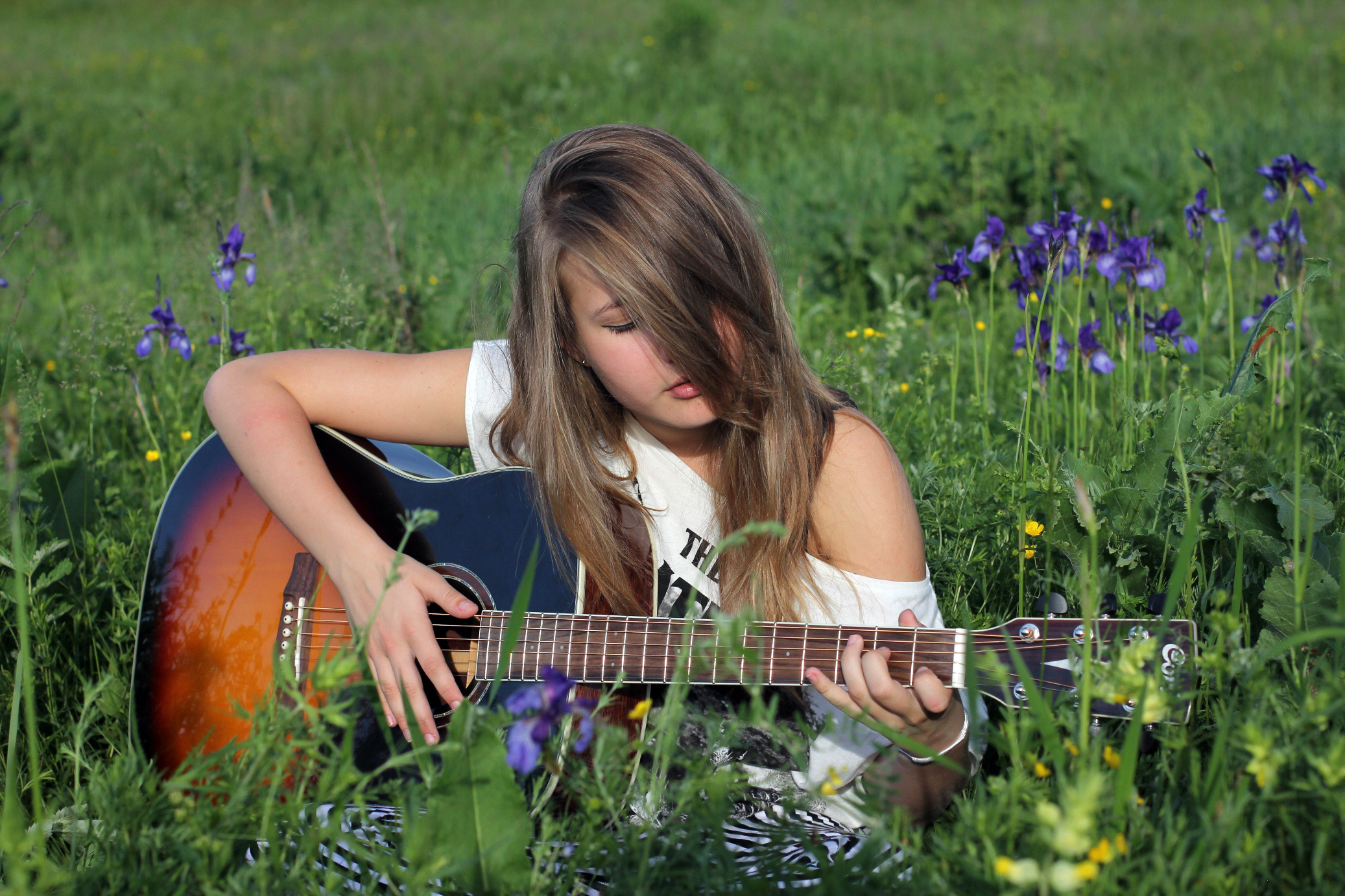 Песня красивая ж. Фотосессия с гитарой на природе. Девочка. Девушка с гитарой на природе. Девочки подростки на природе.