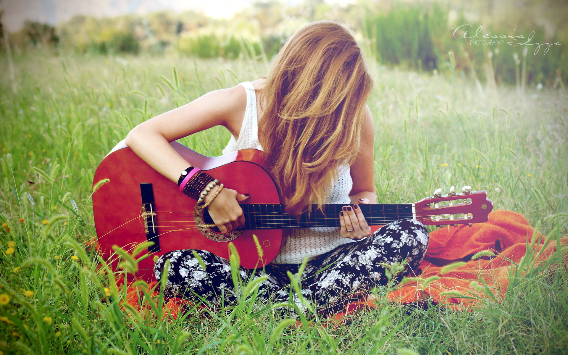 Слушать мелодию без слов красивую для души. Девушка с гитарой. Красивая девушка с электрогитарой. Девушка с гитарой на природе. Фотосессия с гитарой на природе.
