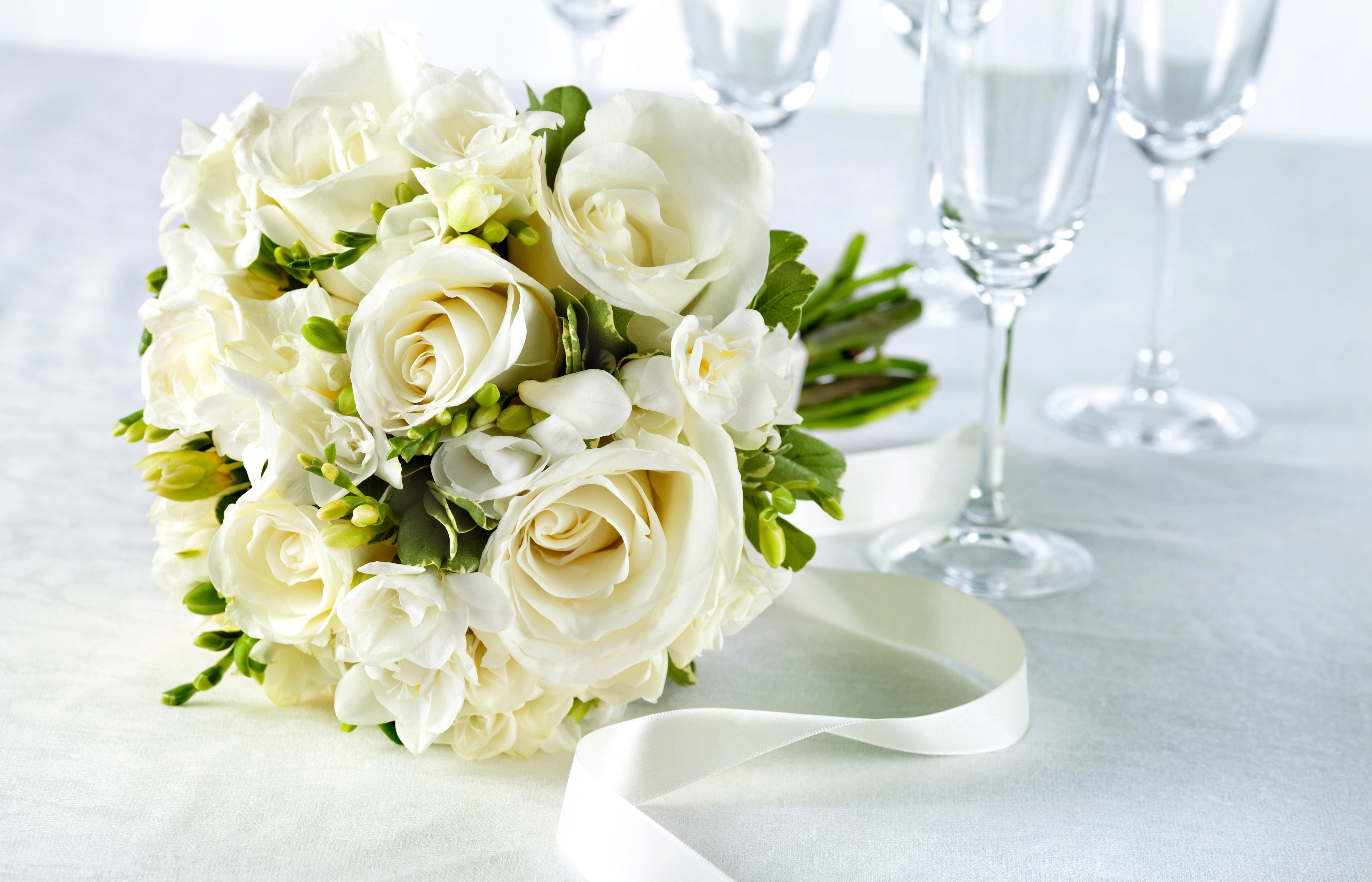 Свадебные цветы розы белые
