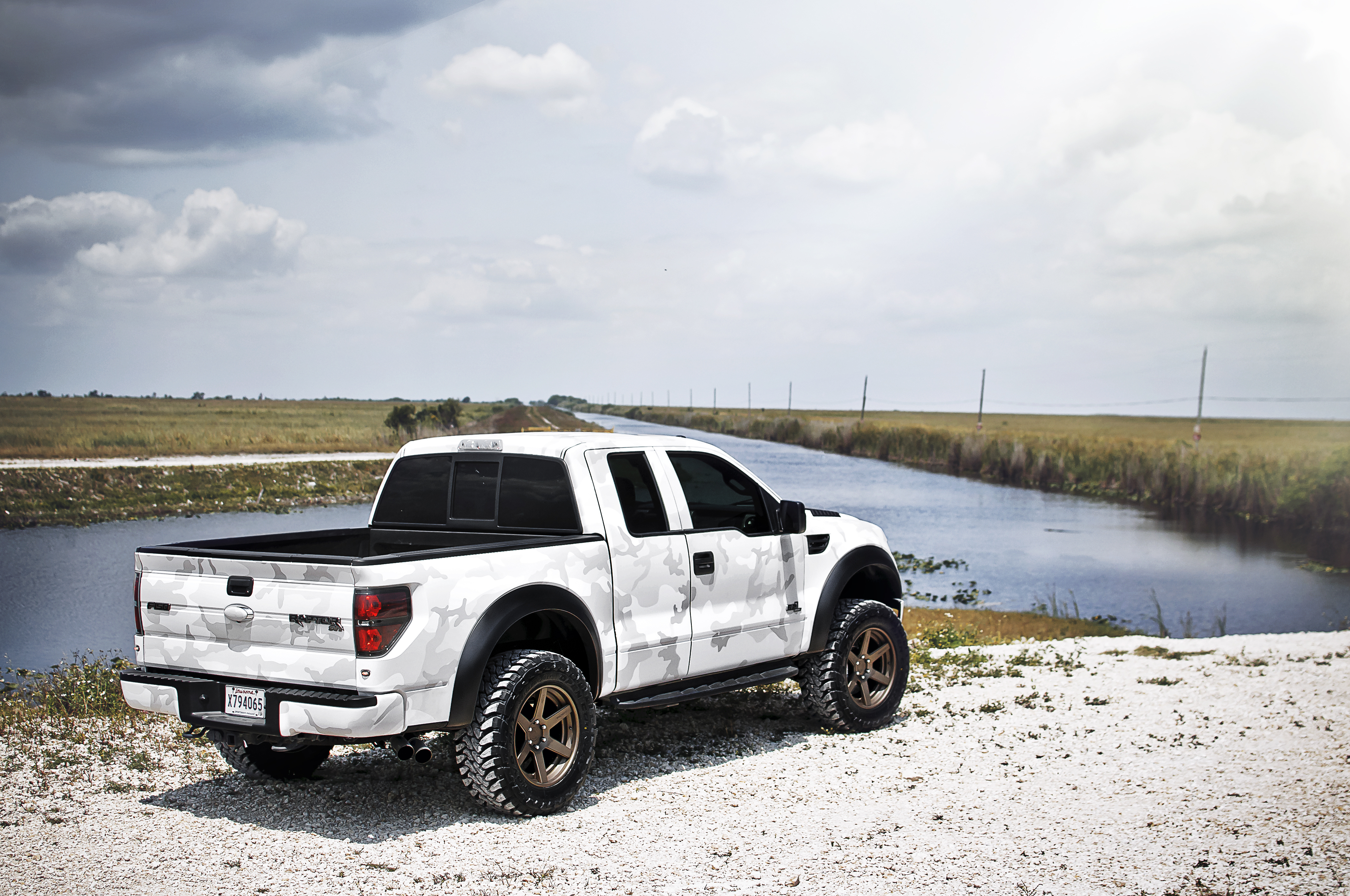 Пикап севастополь. Ford f150 Raptor. Ford Raptor белый. Ford f150 Raptor White. Ford f 150 белый.