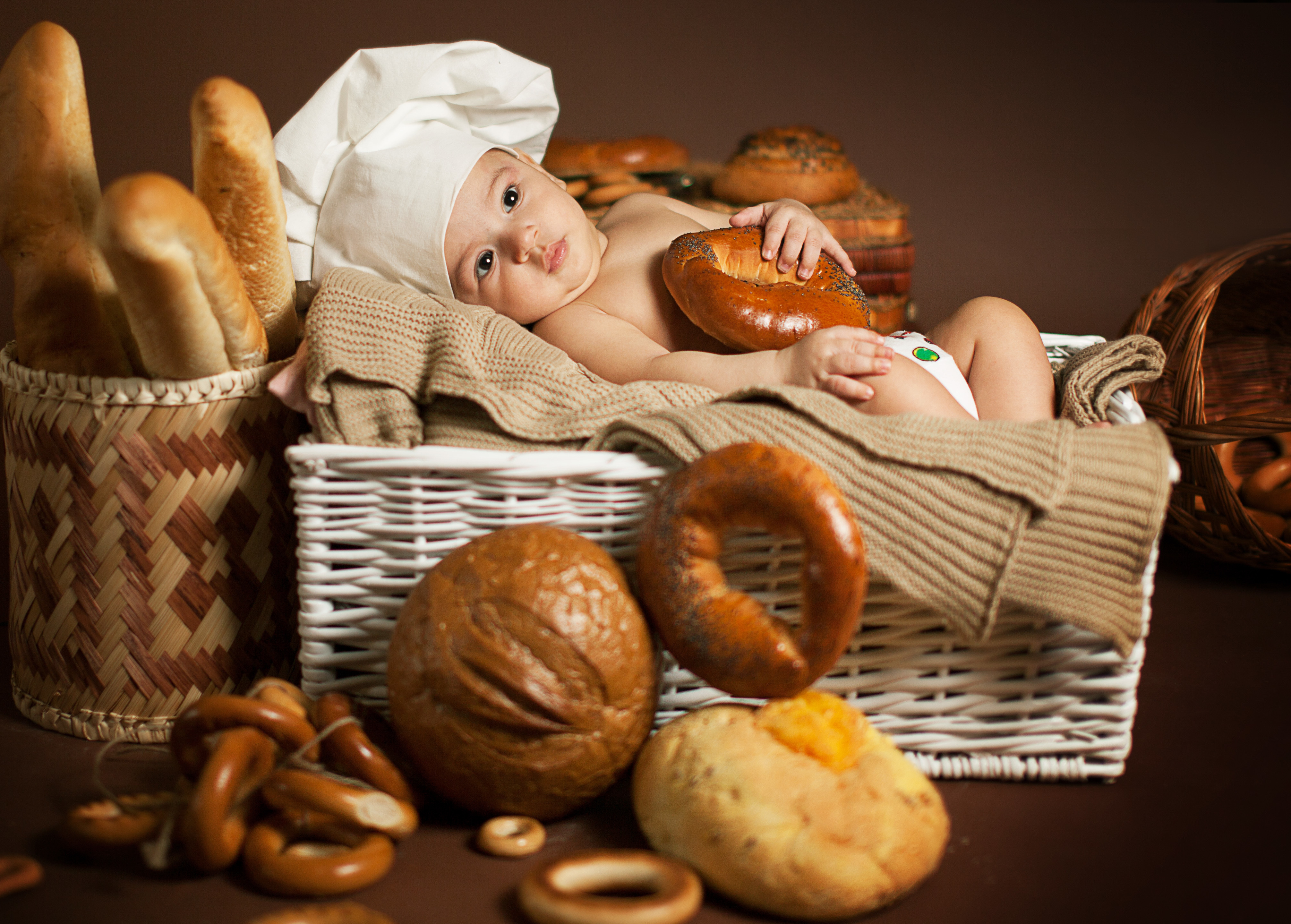 Человек есть много хлеба. Корзинка с выпечкой. Корзинка для хлеба. Хлеб булочки. Девочка булочка.