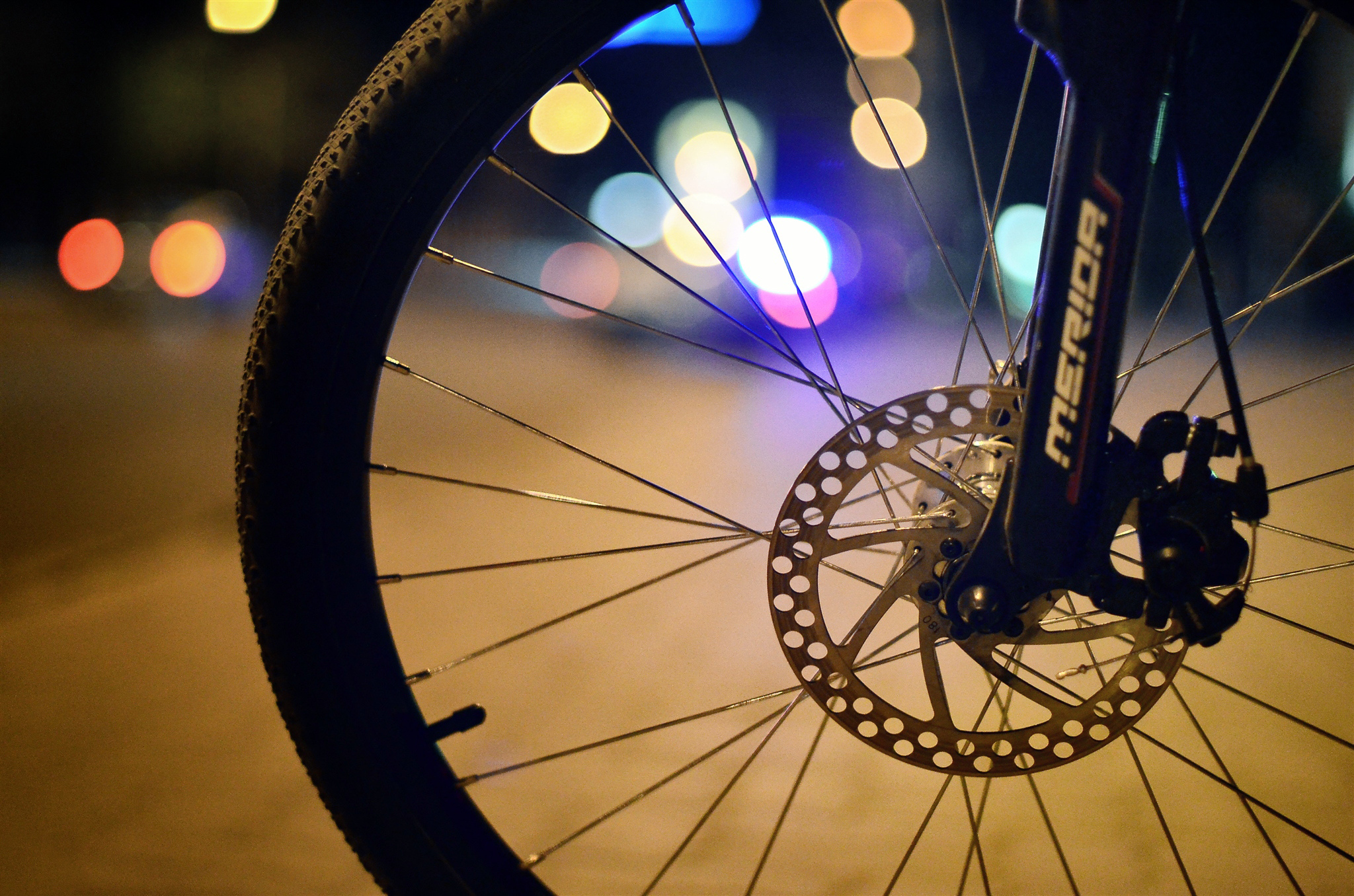 На заднем колесе на велосипеде видео. Колесо велосипеда. Велосипед фон. Большое колесо. Колесо велосипеда Эстетика.