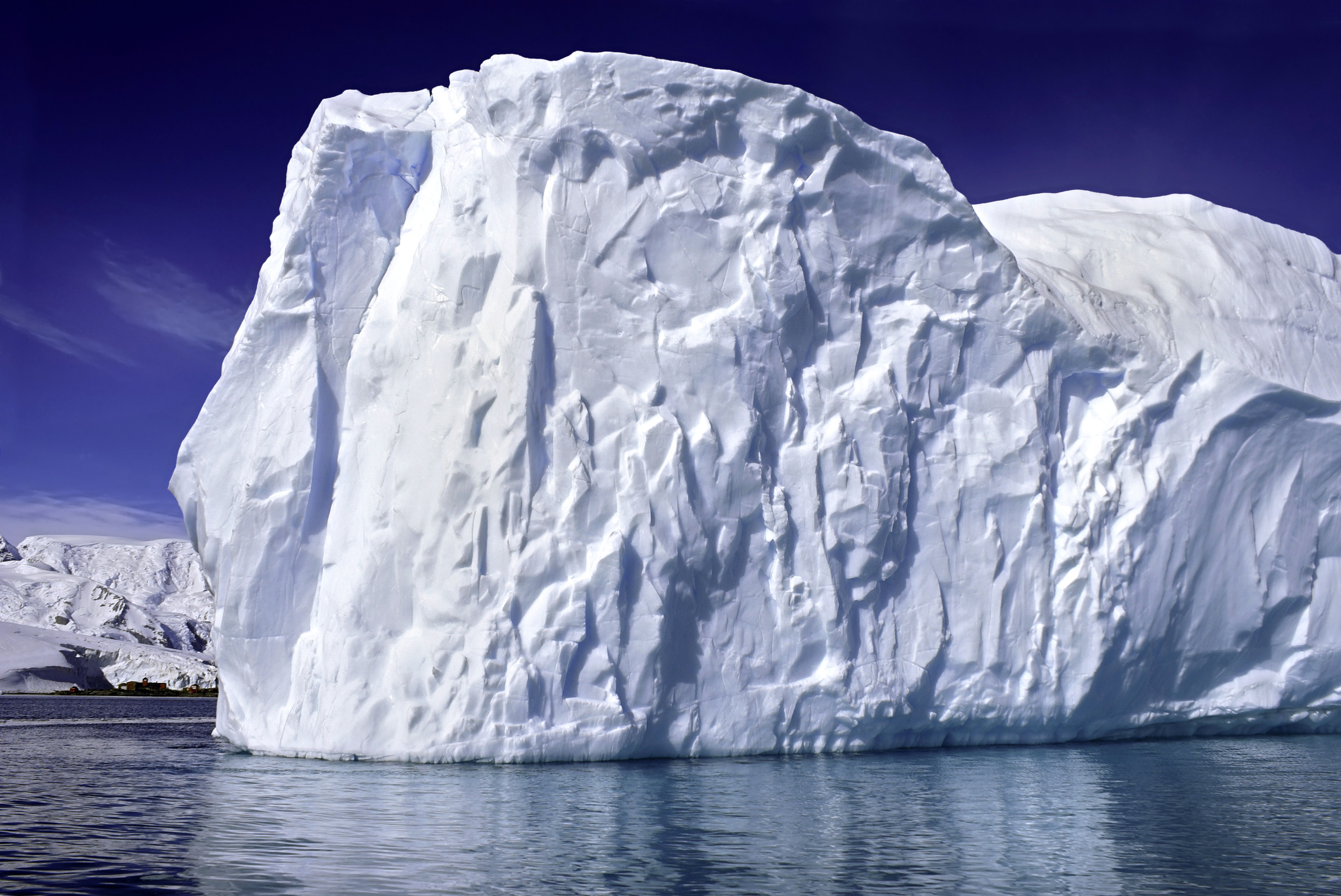 Глыба льда на воде. Арктика ледники Айсберг. Айсберг глыба льда. Шельфовый Айсберг Айсберг. Айсберг покровного ледник.