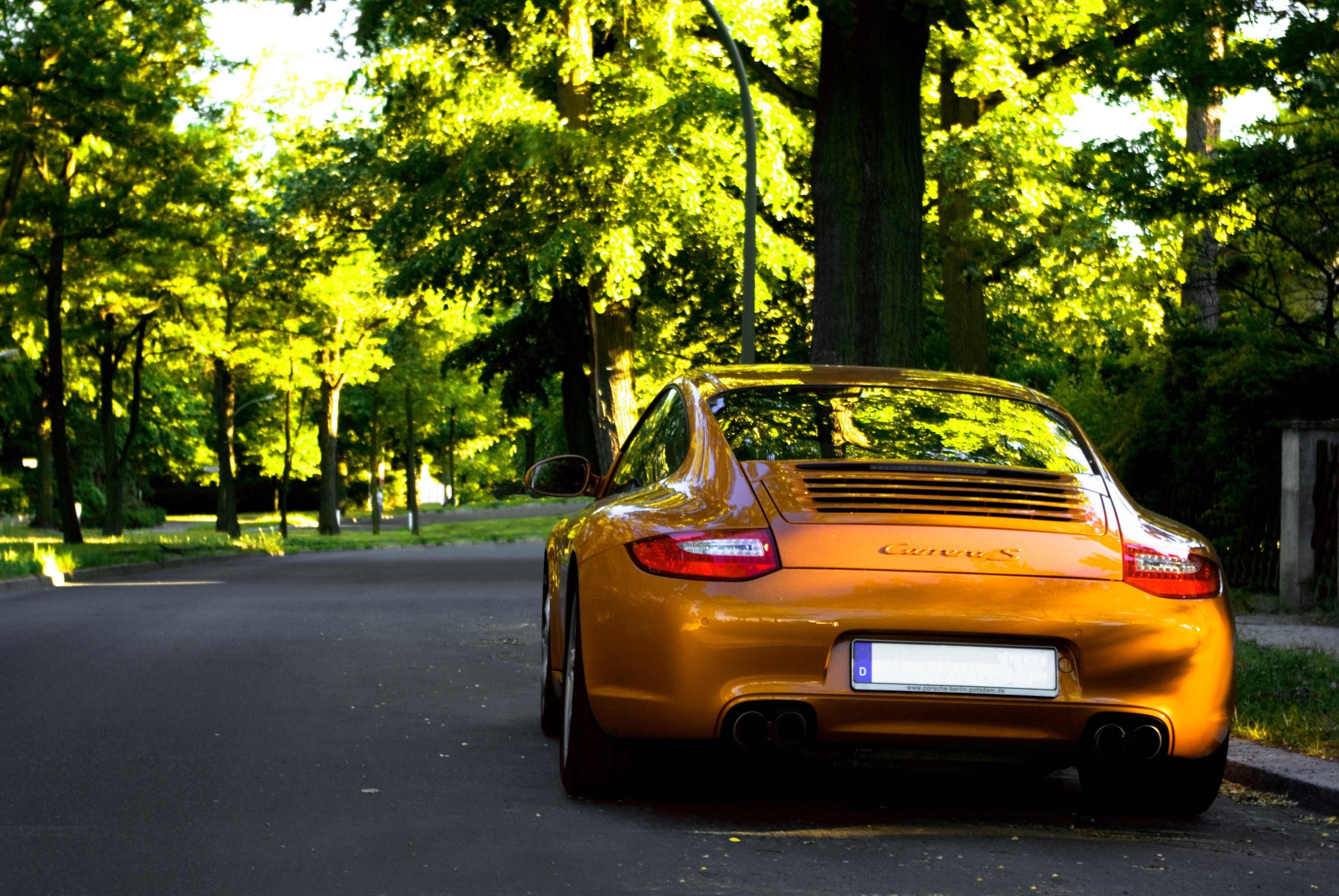 Кар б г. Порше 911 желтый. Порше 911 в лесу. Porsche 911 фон. Порше 911 оранжевый.
