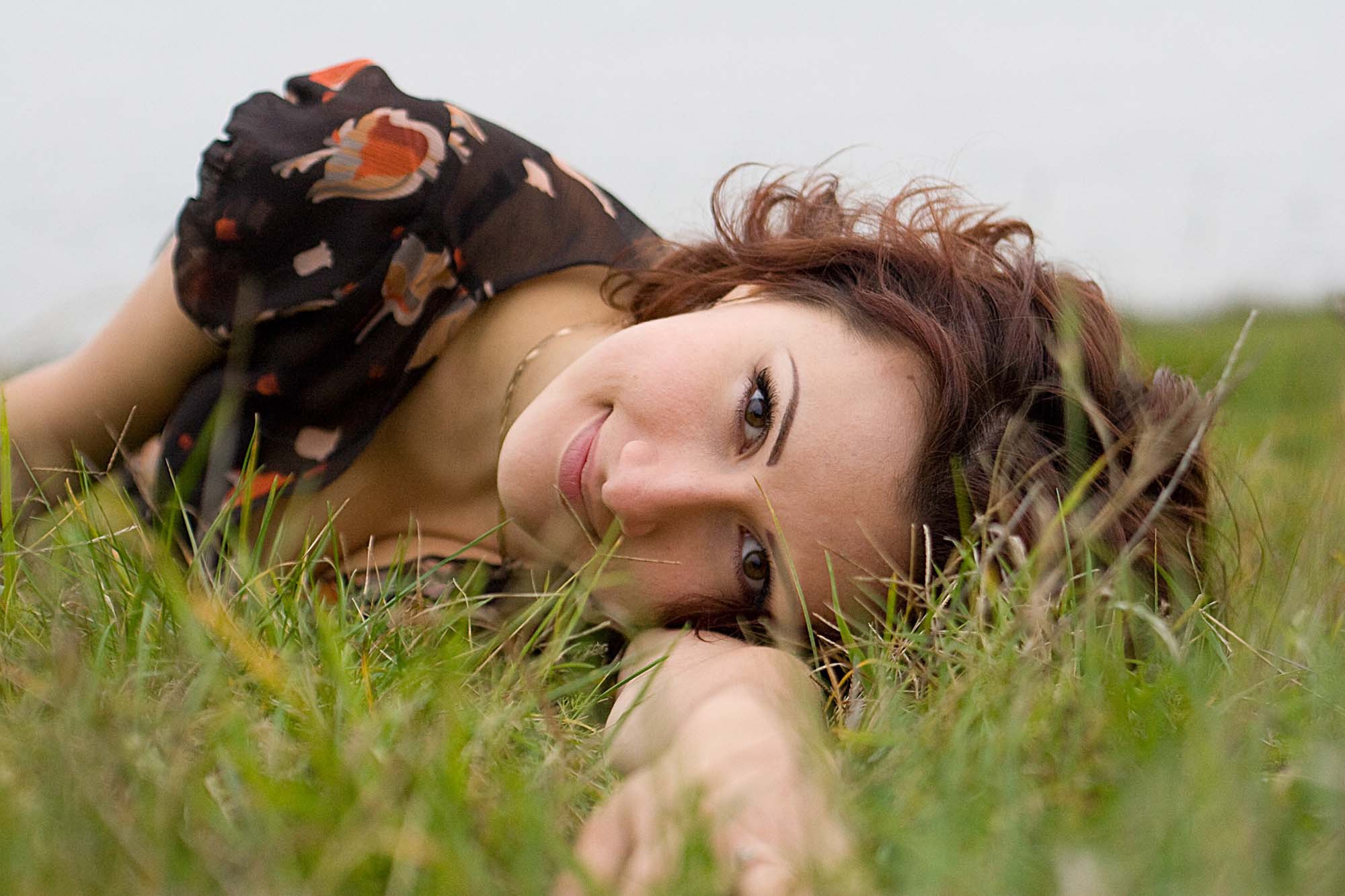 Хорошие женщина живой. Женщина в траве. Женщина лежит на траве. Женщина лежа на траве. Валяться в траве.