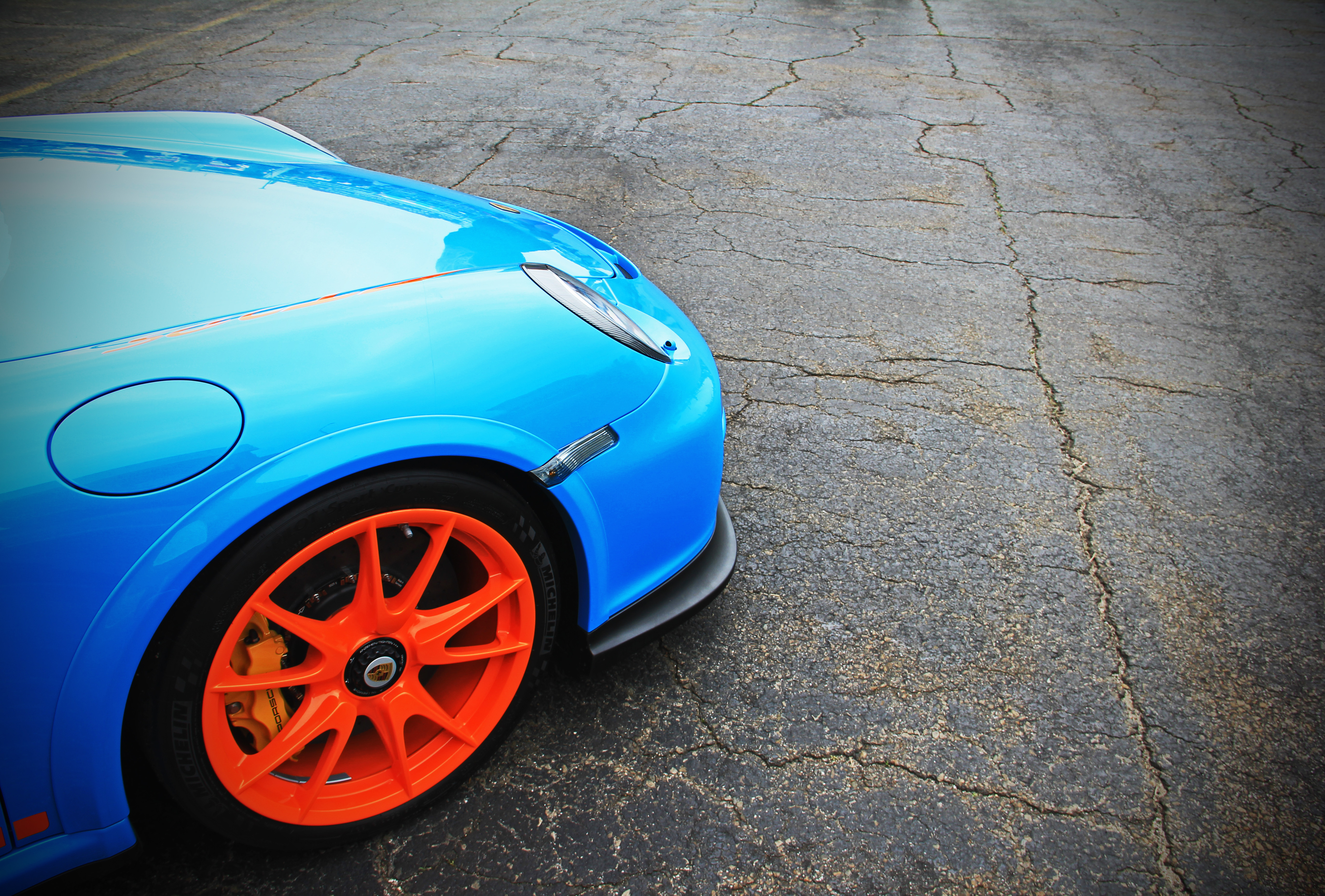 Сочетание цветов машины. Porsche 911 gt3 RS Wheel. Колеса Порше 911. Порш 911 сервй ораньжевые диски. Porsche 911 gt3 RS Wallpaper.