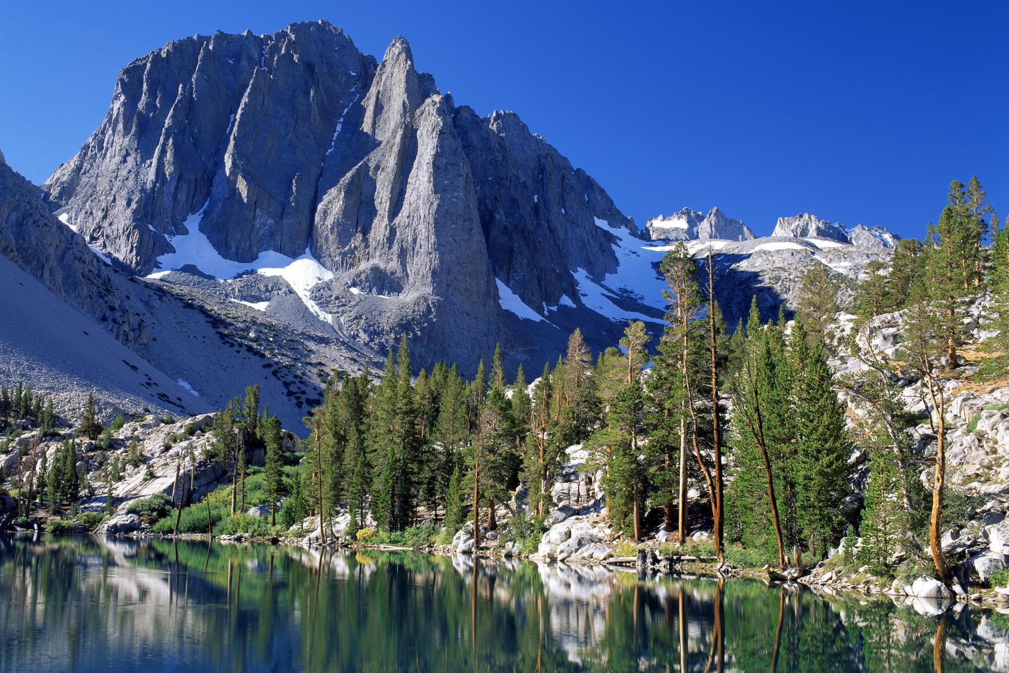 Красота гор окружающий мир 2 класс. Горы Сьерра-Невада США. Горы Сьерра Невада Калифорния. Сьерра Невада Северная Америка. Скалистые горы Северной Америки.