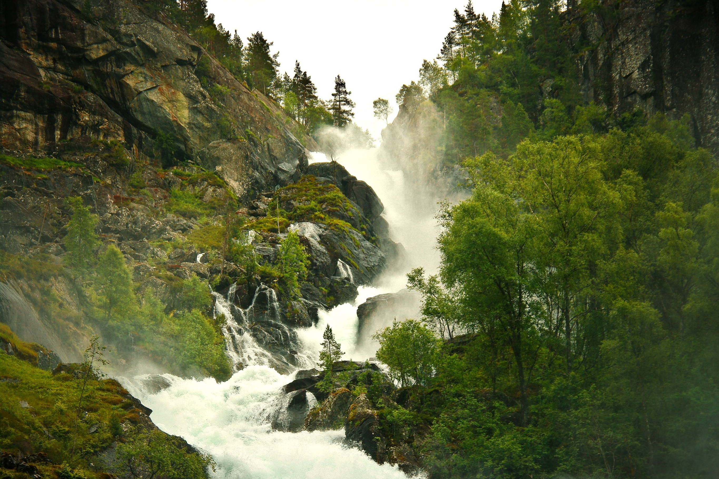 Потоки с гор воды. Медвежий водопад Алматы. Водопад Махунцети Батуми. Национальный заповедник Гиффорд Пинчот, Вашингтон, США. Водопад Чжага.