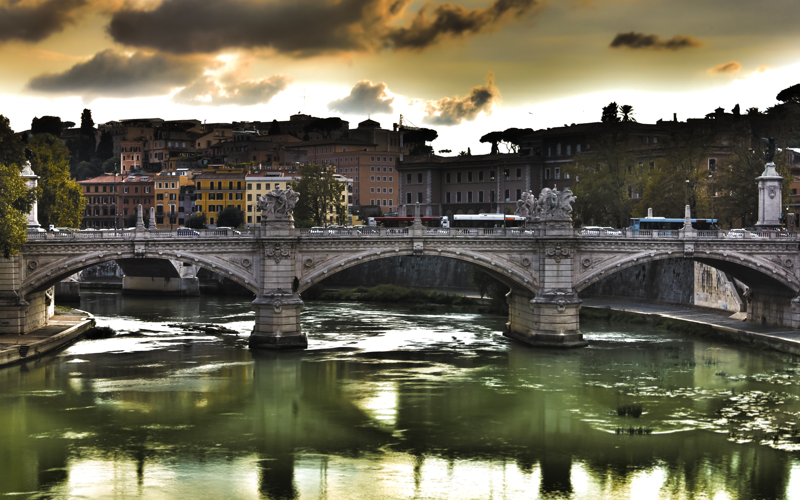 Италия каменный мост. Мост в городе. Красивые старинные мосты. Город мост река. Городской пейзаж с мостом.