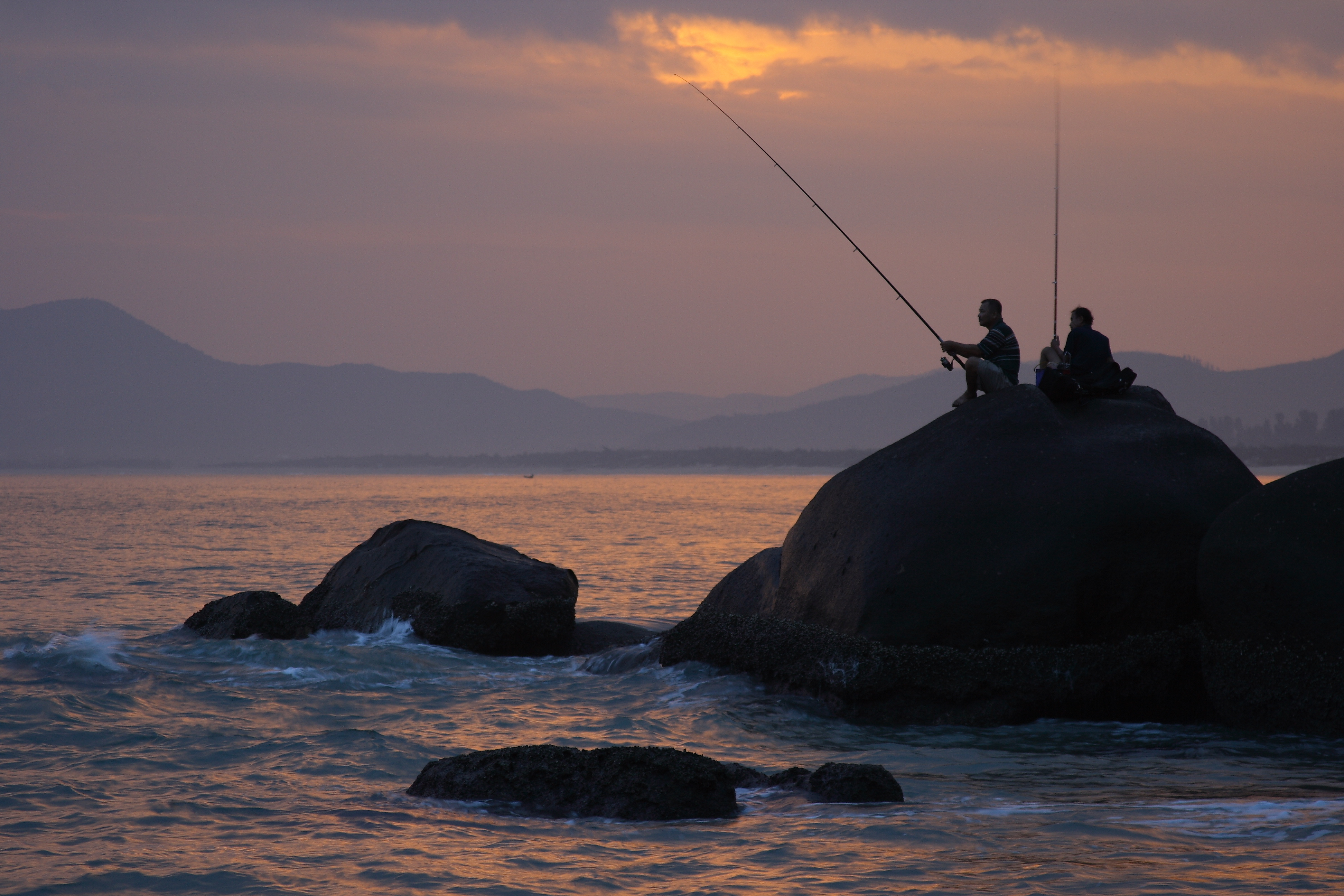 Лодка лове. Рыбаки на острове. Рыбаки в море. Рыбалка на закате. Остров рыбаков.